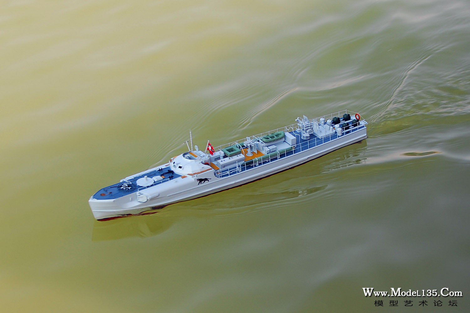 航行竞赛中的S100鱼雷艇.jpg
