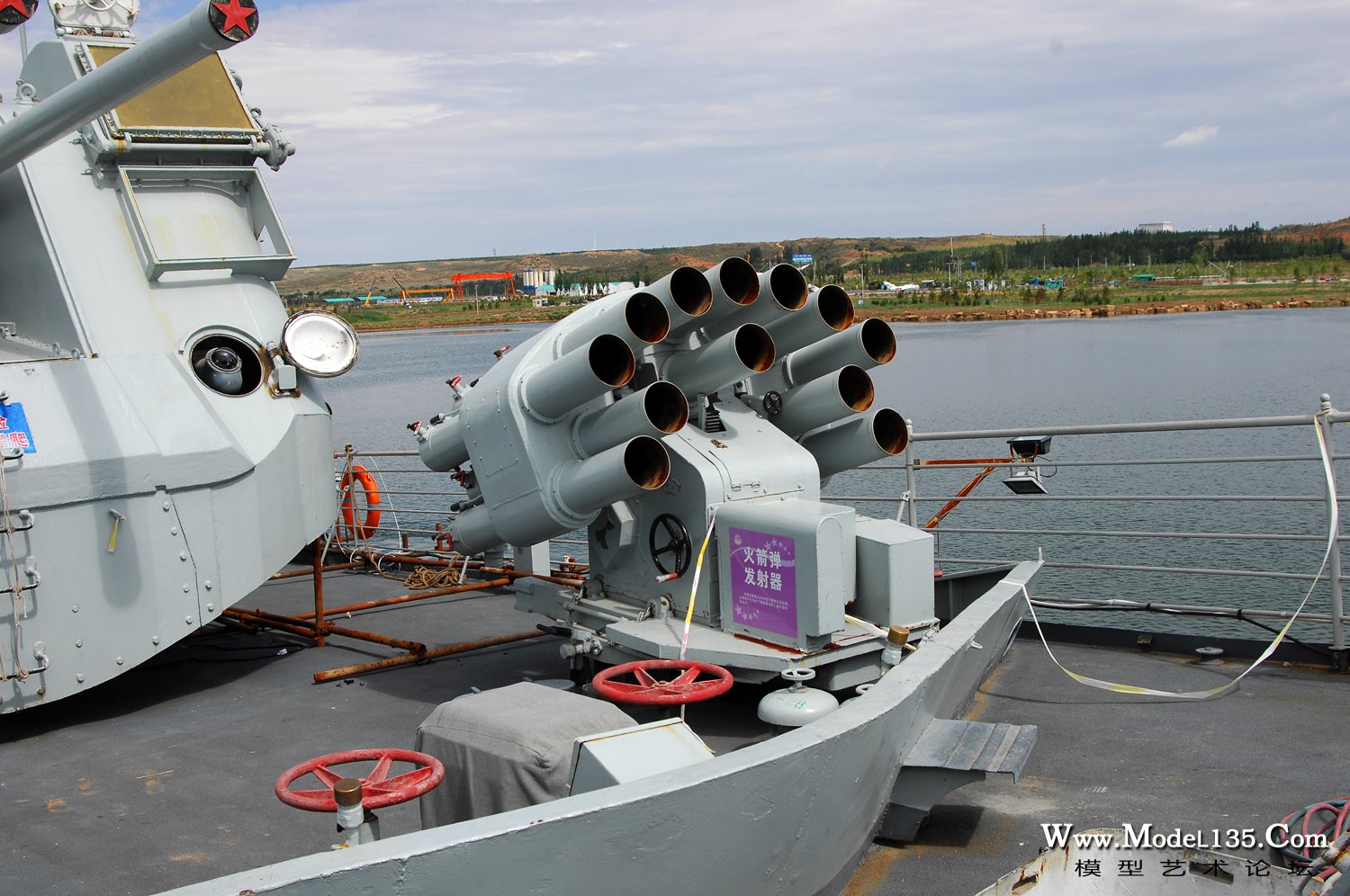 反潜火箭是中国海军的标准装备.jpg