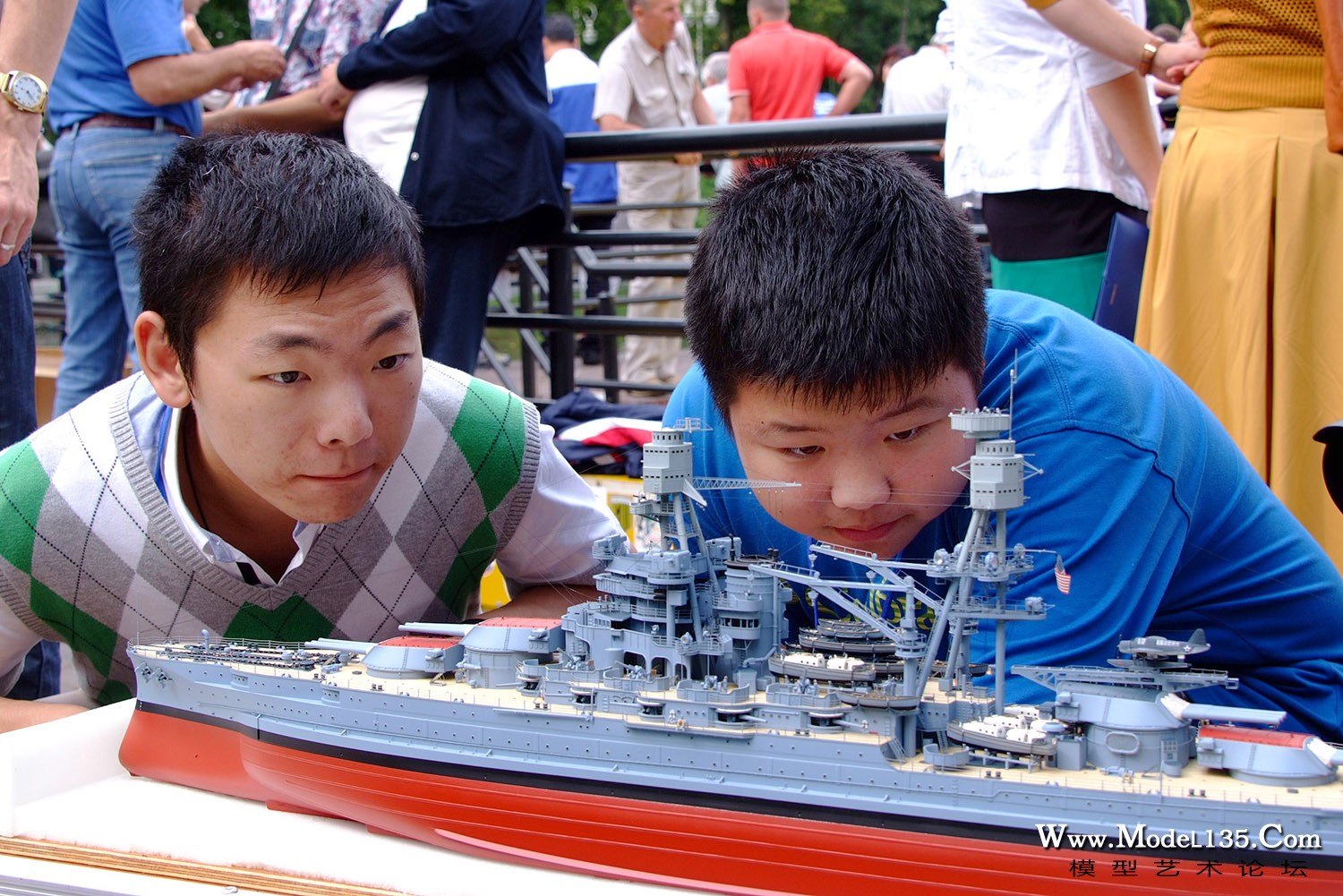 a8：中国队的年轻选手在观摩法国队的优秀模型