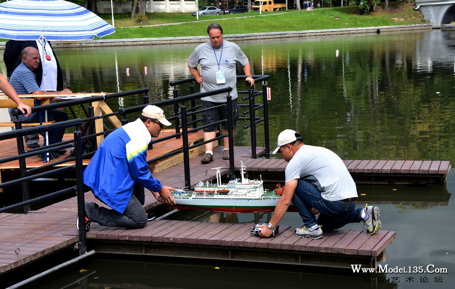 a13：中国队选手正将重达16公斤的向阳红10号模型放入水中
