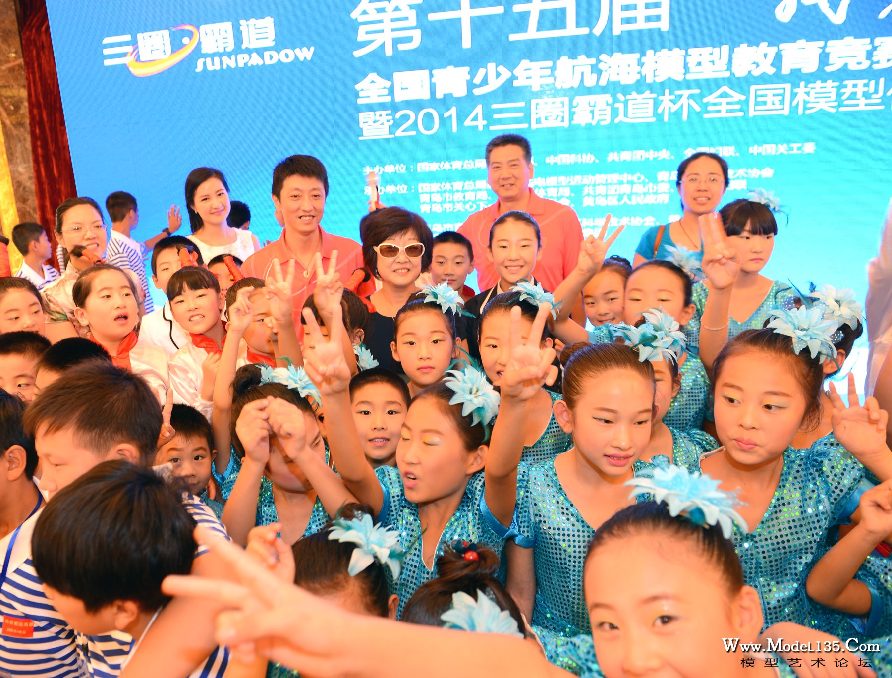 开幕仪式的总导演刘振华老师被欢乐的孩子簇拥着.jpg