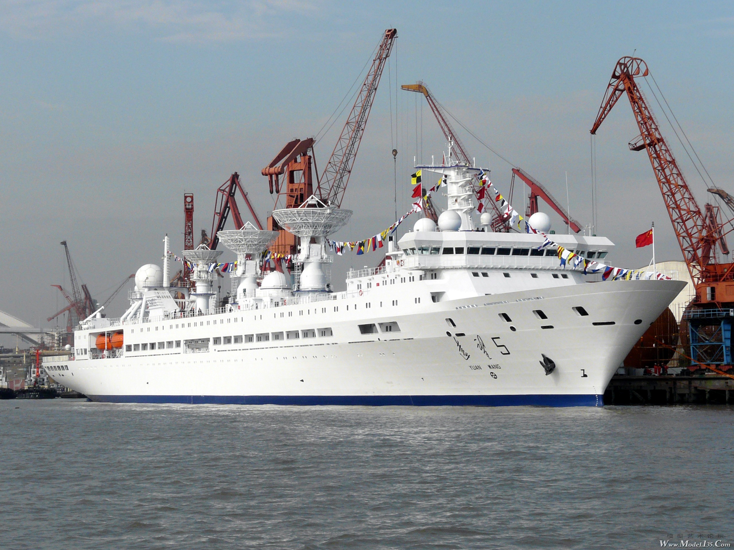 历经远1服役30年后我国终于设计建造了世界上最先进的测控船远望5