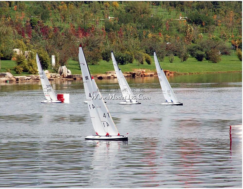 遥控帆船竞赛-清风鼓白帆幽幽竞相随.jpg