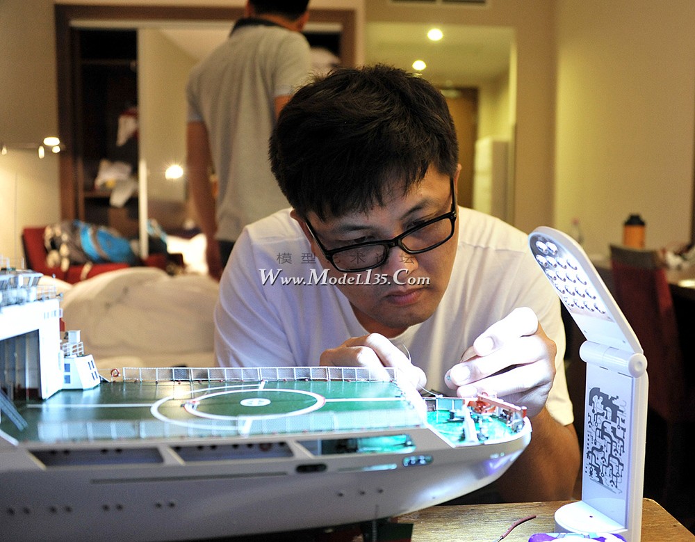 1800-1：中国队的F2C选手周智勇在赛前抢修运输造成的模型损伤.jpg