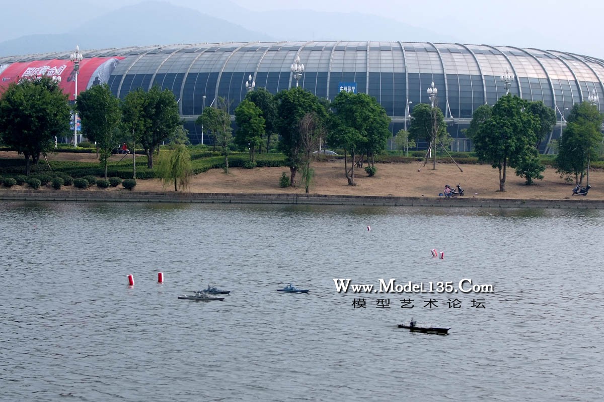 大水域的竞赛场地景色优美，图为泉州队和厦门队联合表演的航母编队