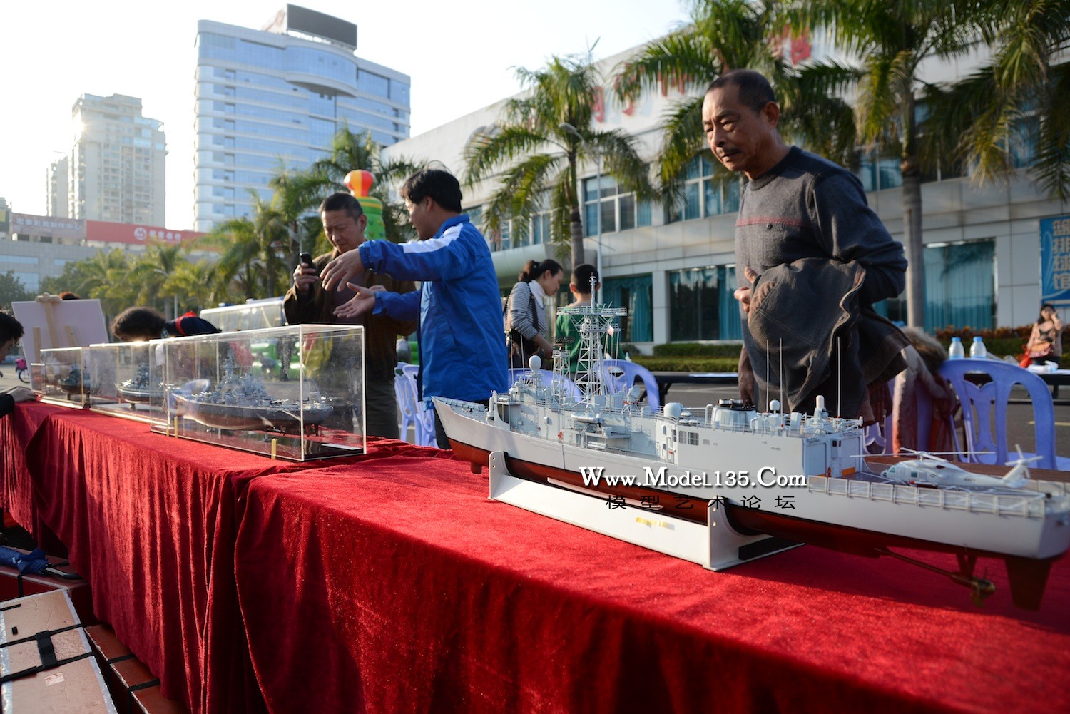 市民参观获奖船模.JPG