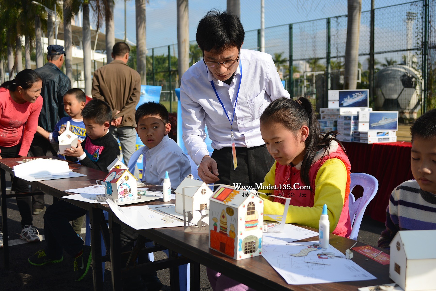 兴博强模型的李老师给参加模型制作体验的同学辅导 .JPG