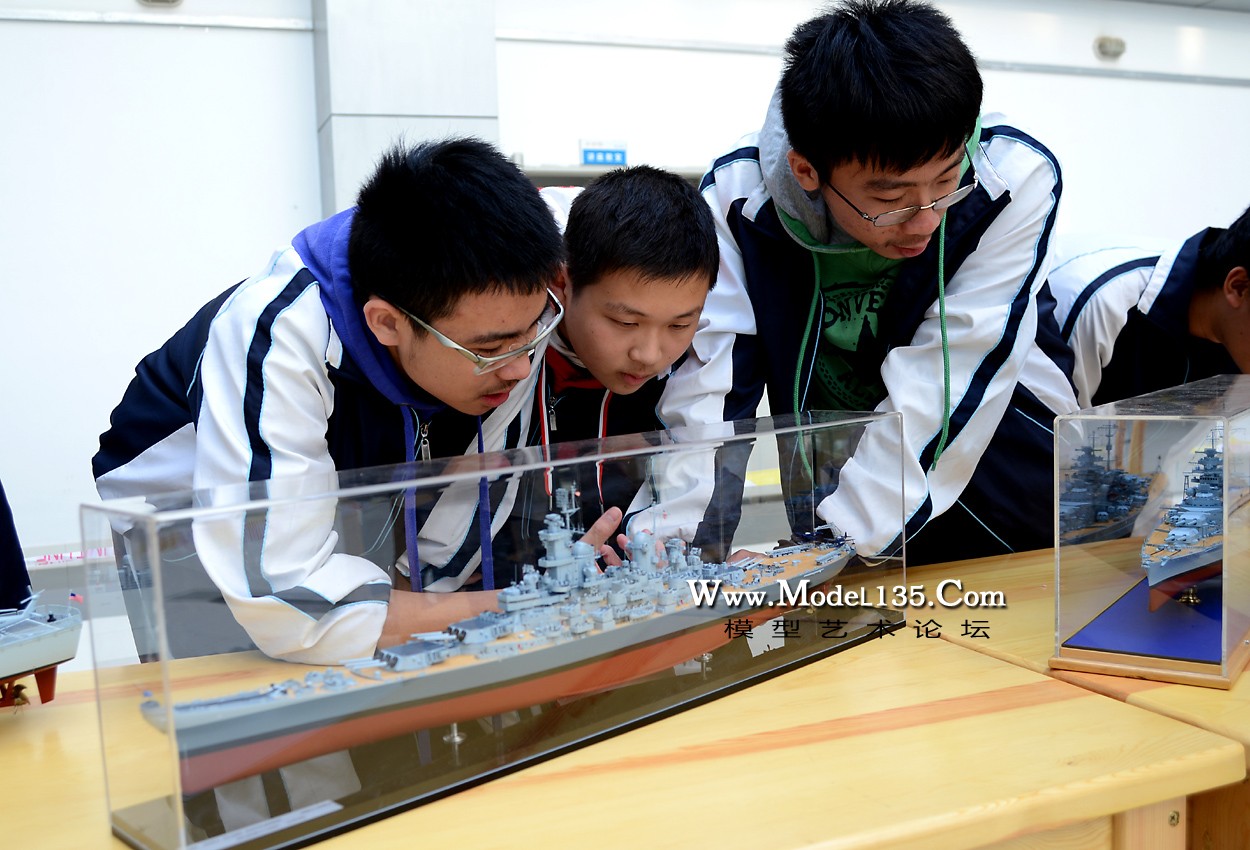 高中部的模型社同学由于参与布展而优先参观了世界赛的获奖船模