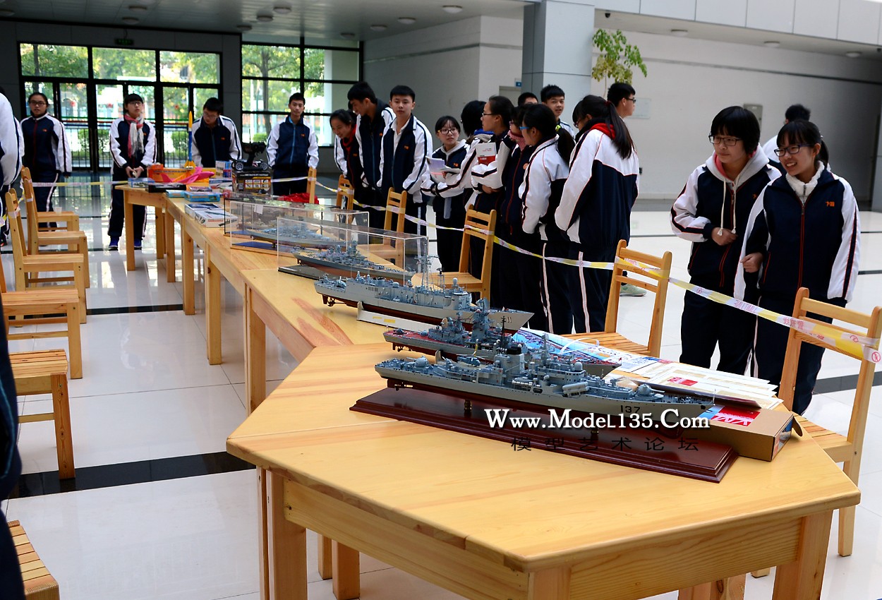 听完广播介绍的同学纷纷涌向展览现场