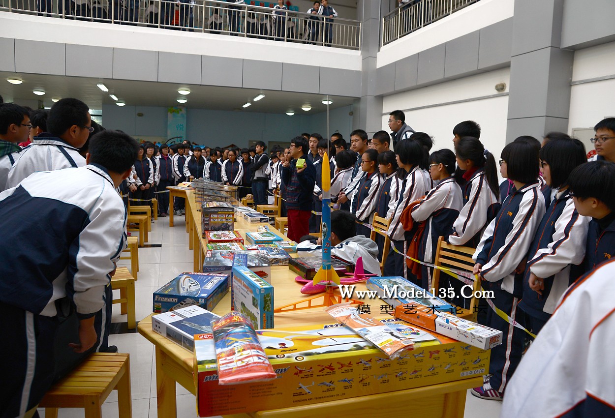 除了世界比赛的获奖船模还展出了科普器材