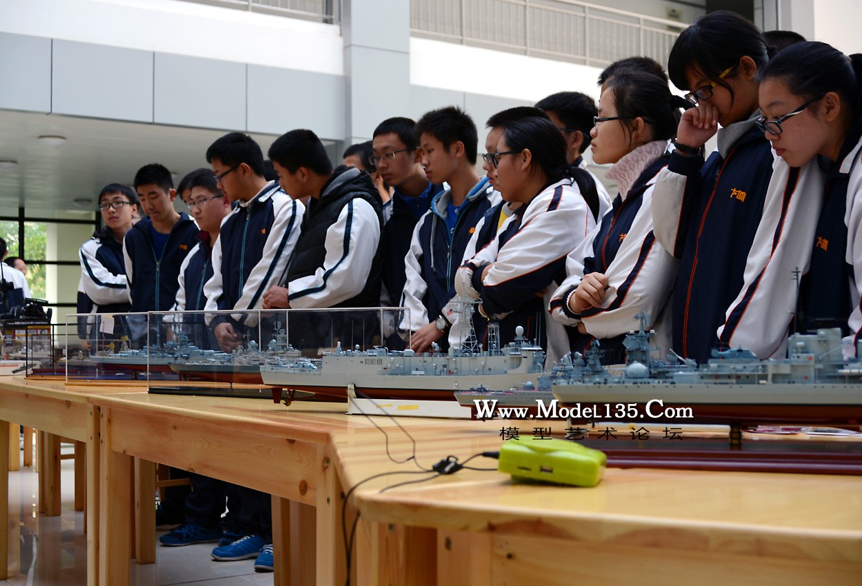 即便是在专业竞赛的参观日同学们都很难这样近距离地观看获奖船模