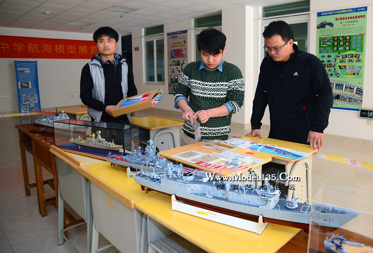 尽管条件简陋了些，但我们也希望尽可能的合理布展，以便每位感兴趣的同学都能更好地观看 ...