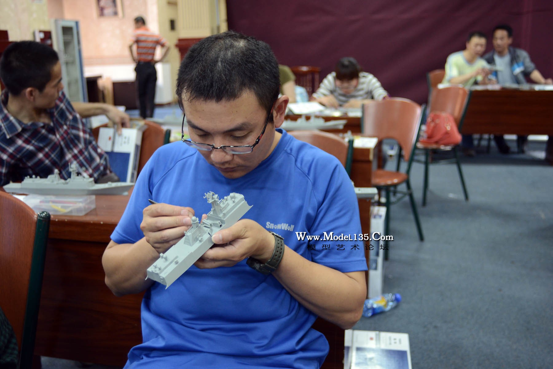 老师们认真学习制作技巧