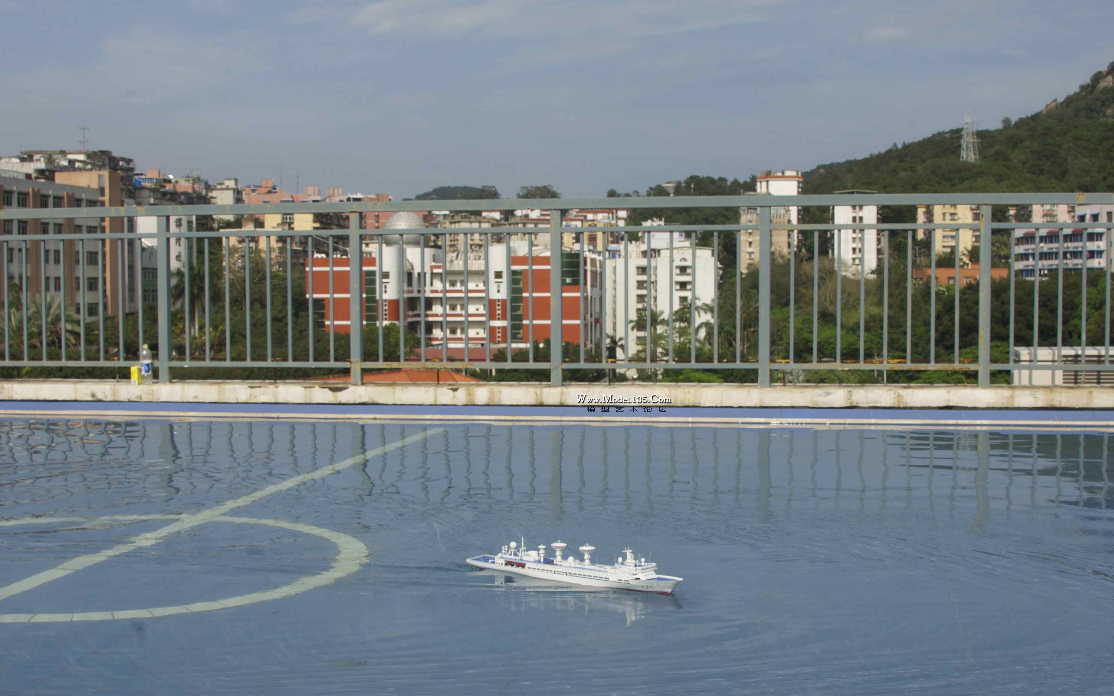 遥控航行中的远望号模型