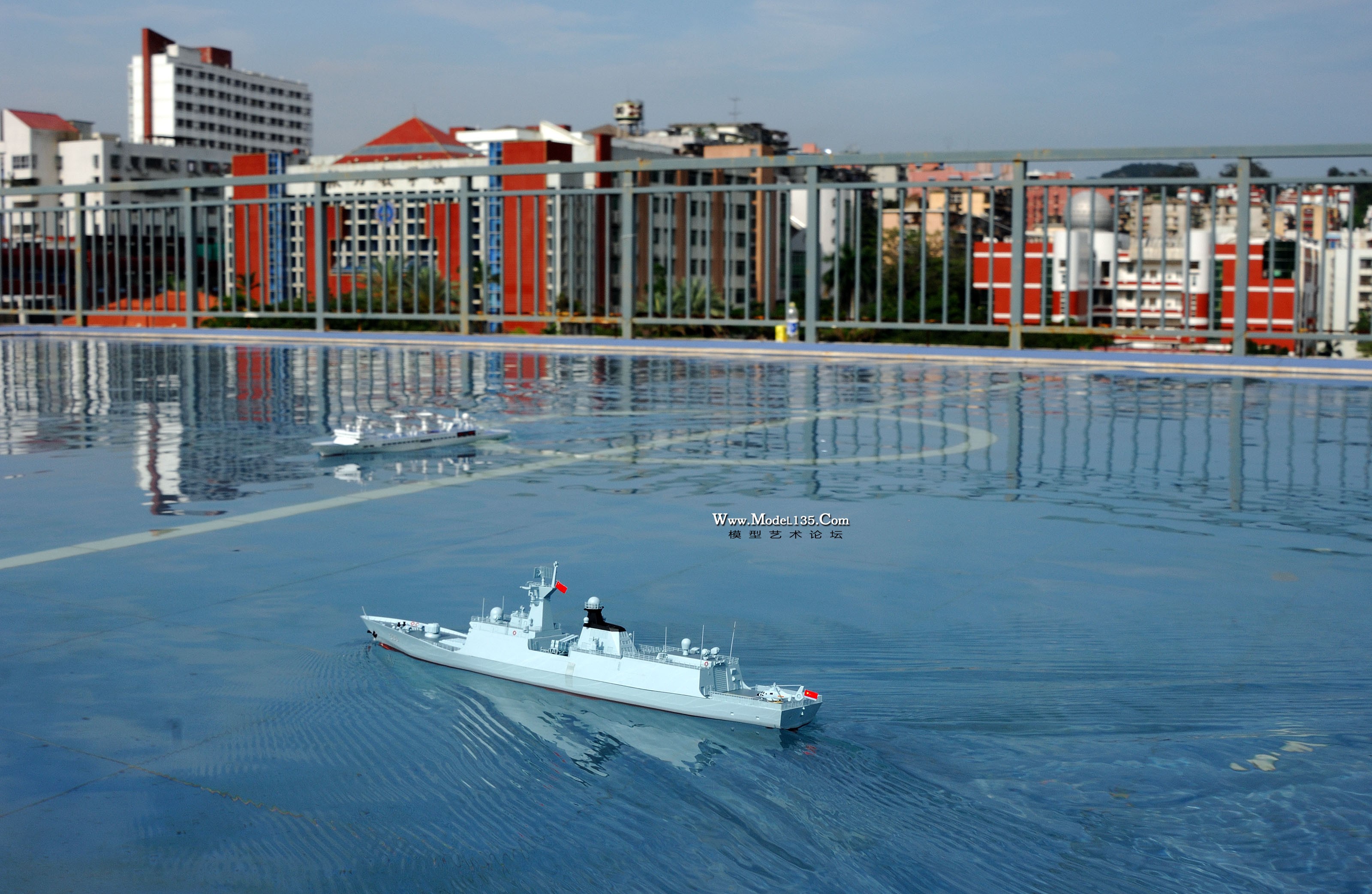 市青少年宫秀美的水面拍出了海军“走向深蓝”的意境