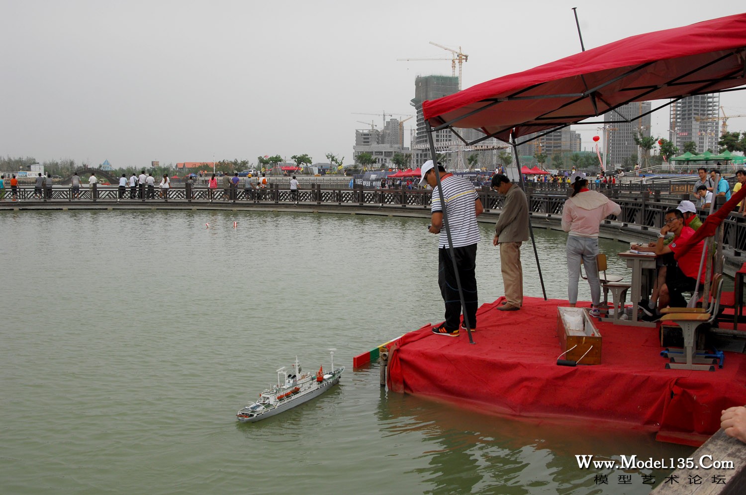 正在进入船坞的向阳红10号模型.jpg