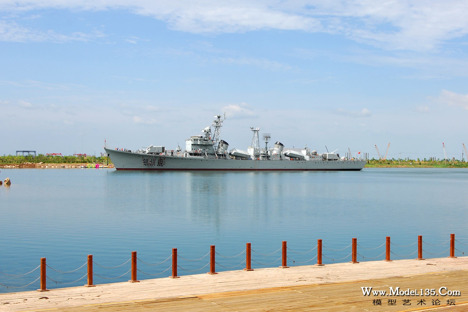 被人工湖承载的银川舰.jpg