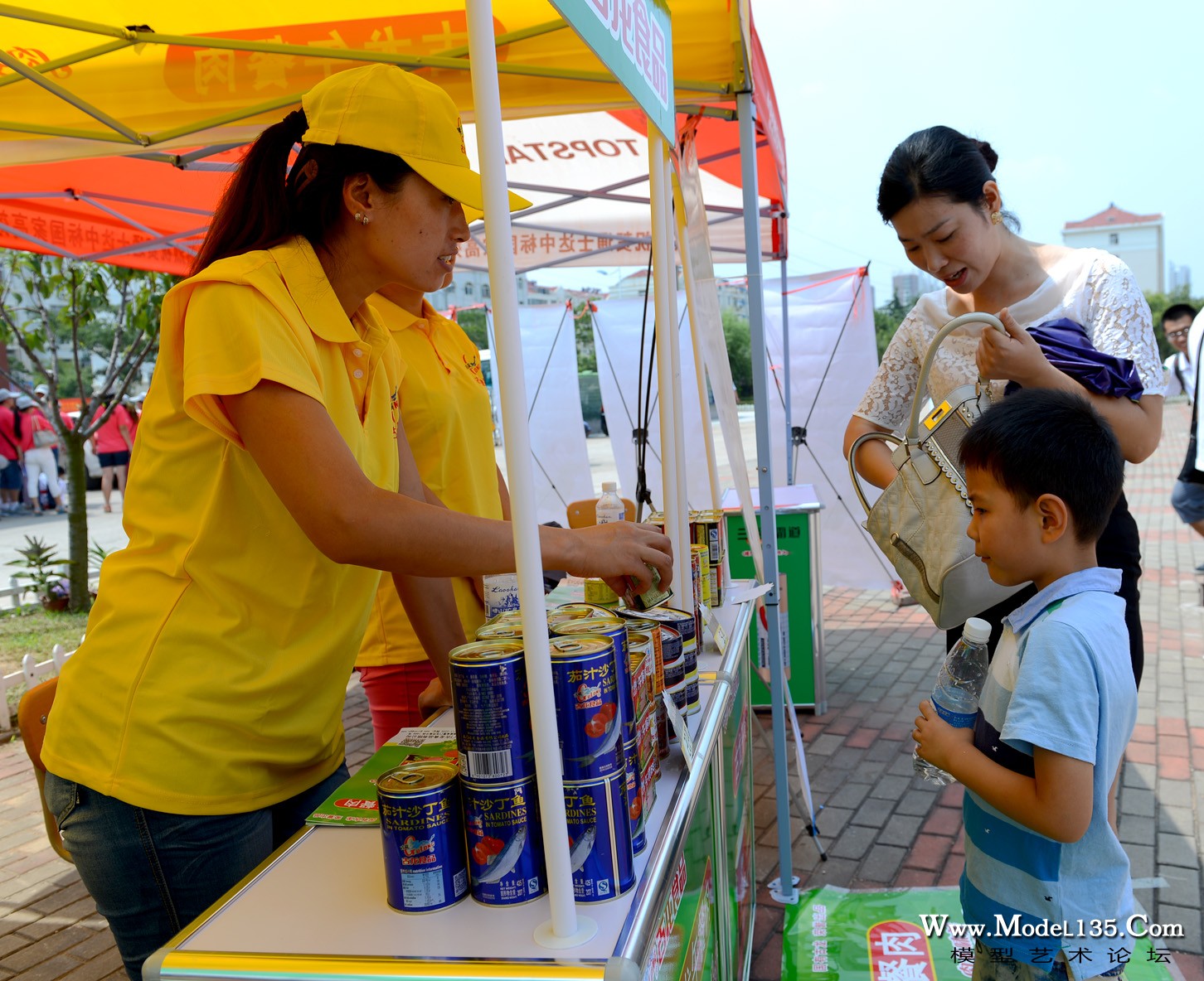 参赛小选手在购买厦门轻工集团旗下“古龙食品”的罐头.jpg