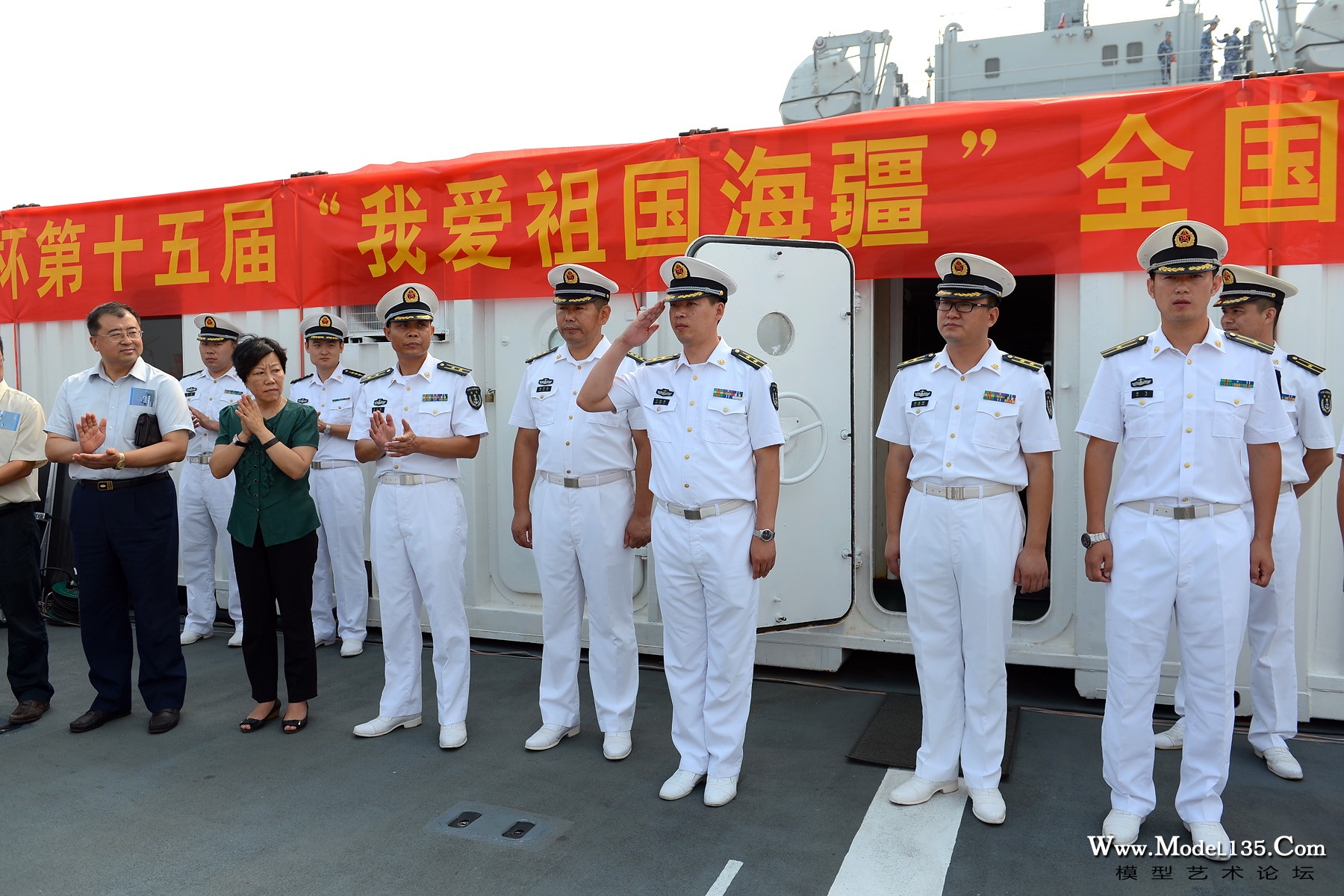 为获奖选手颁奖的世昌舰官兵.jpg
