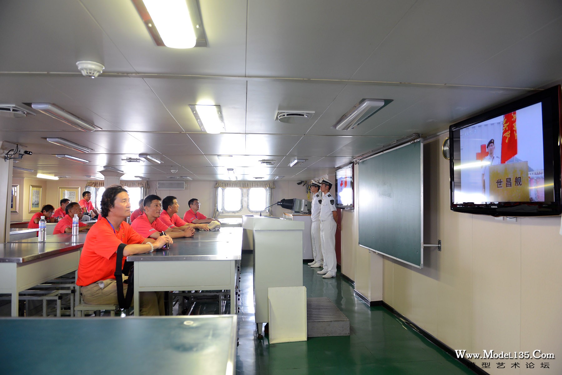 裁判员们观看舰上关于世昌舰的宣传片.jpg