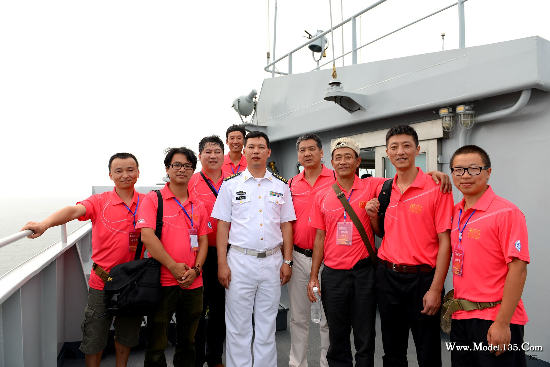 在驾驶舱外与舰长亲切合影.jpg