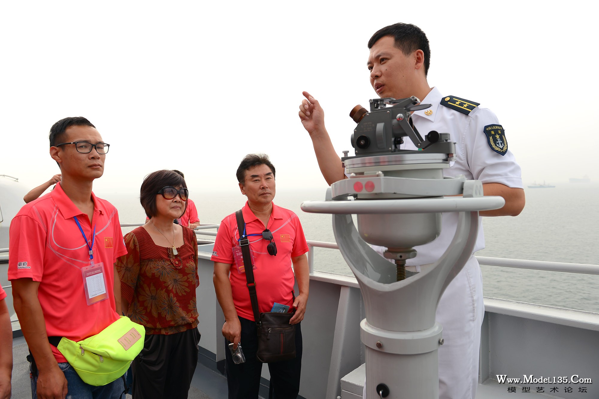 舰长正讲解传统航海一起的使用和优点.jpg