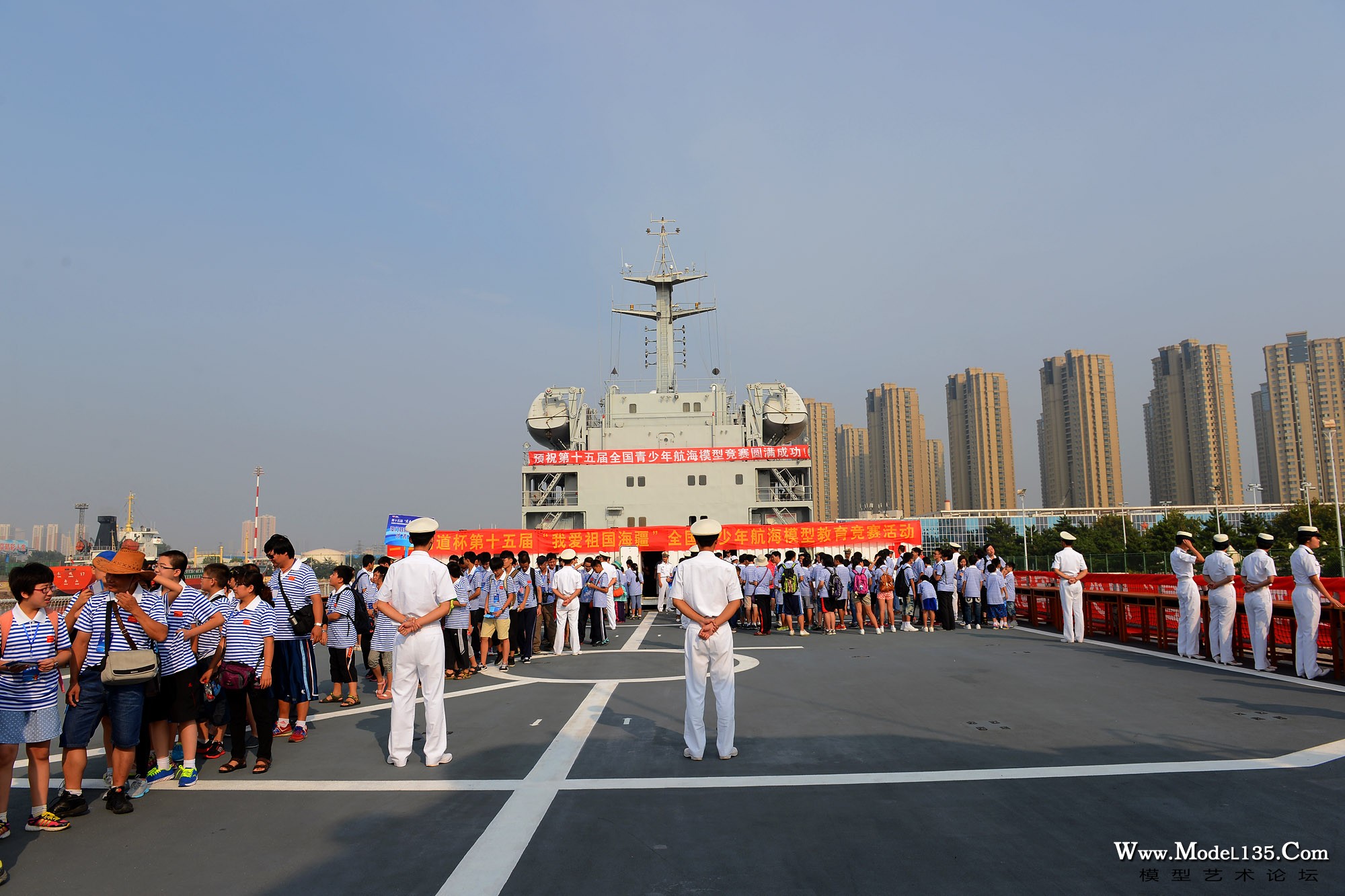 少年海军远航活动结束后同学们有序地离开世昌舰.jpg