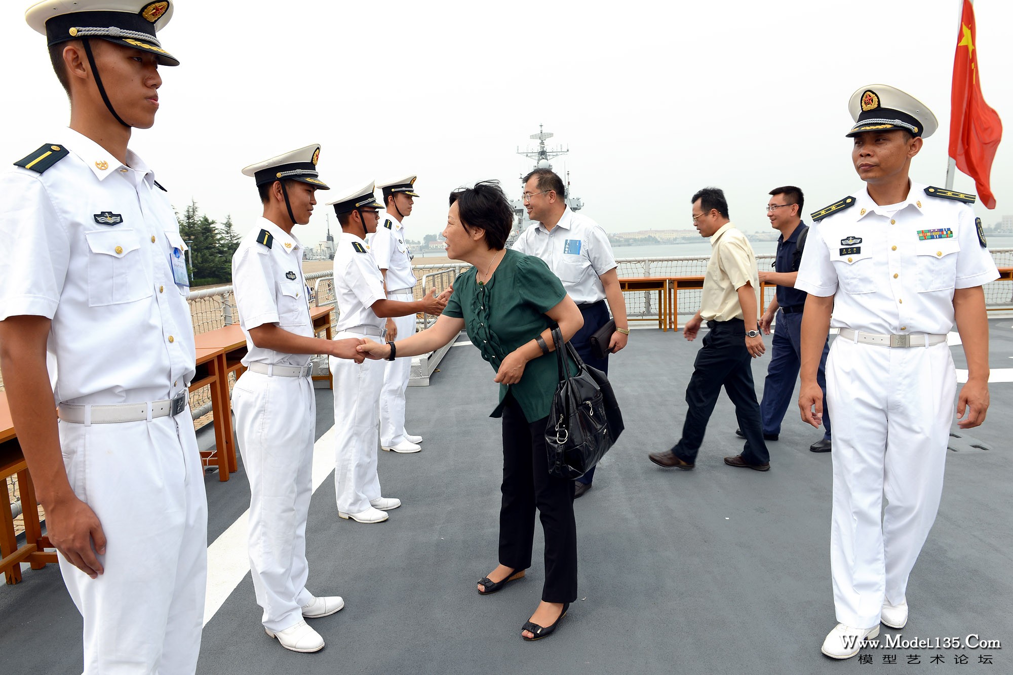 国家体育总局领导亲切慰问为本次少年海军活动辛勤工作的大连海军舰艇学院学员.jpg.jpg
