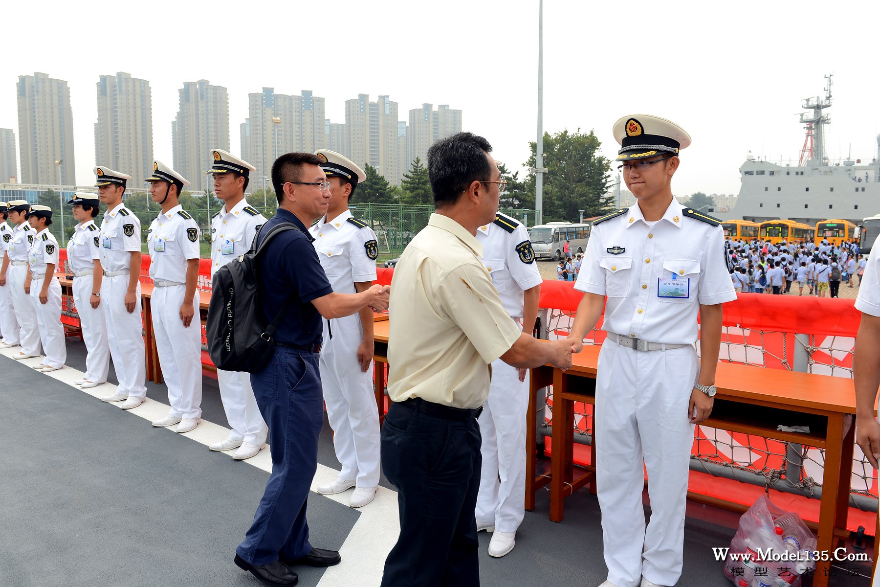 航管中心和厦门轻工集团老总亲切慰问为本次少年海军活动辛勤工作的大连海军舰艇学院学.jpg