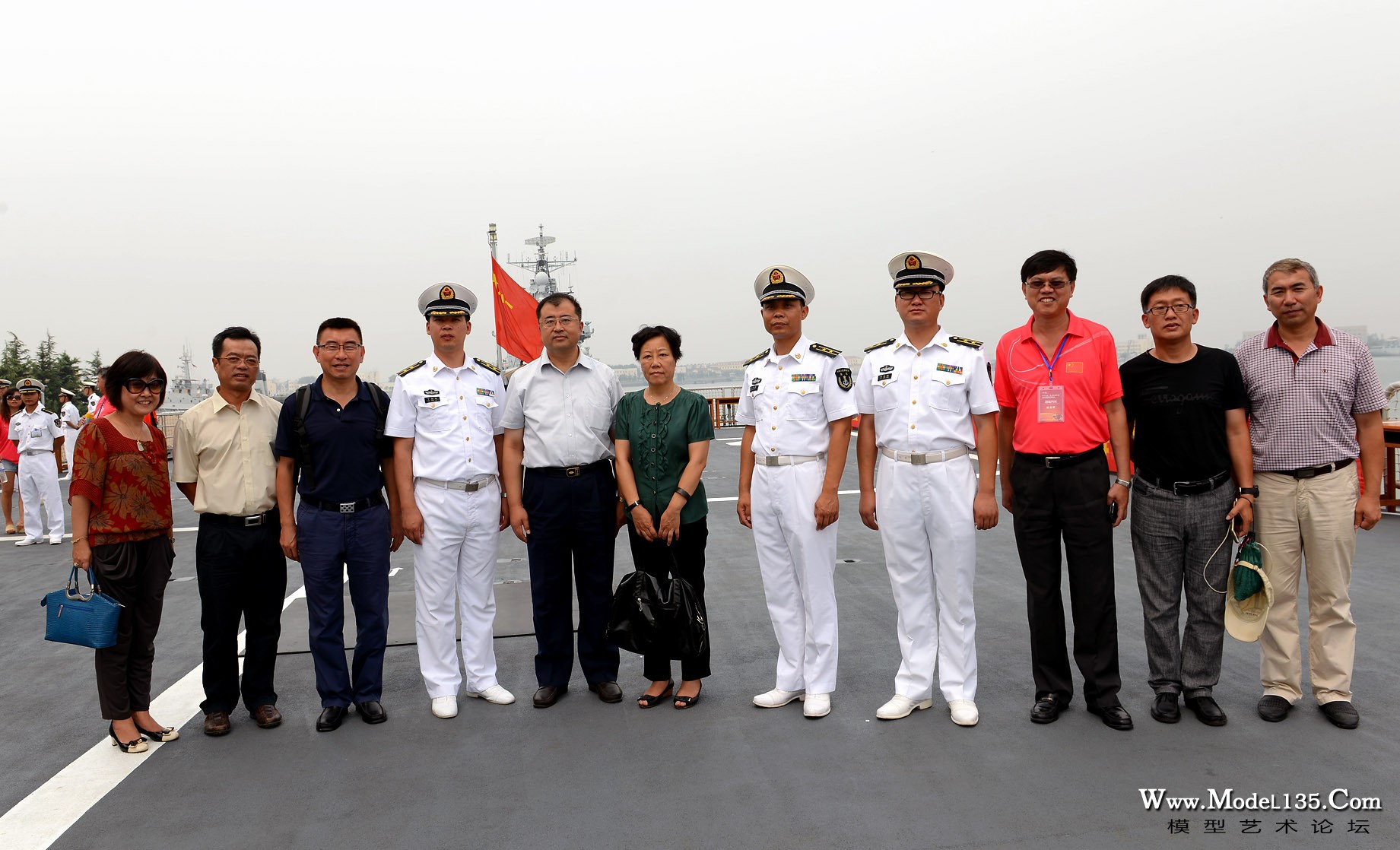 出席本次少年海军活动的领导与世昌舰舰长在八一军旗下合影留念.jpg.jpg