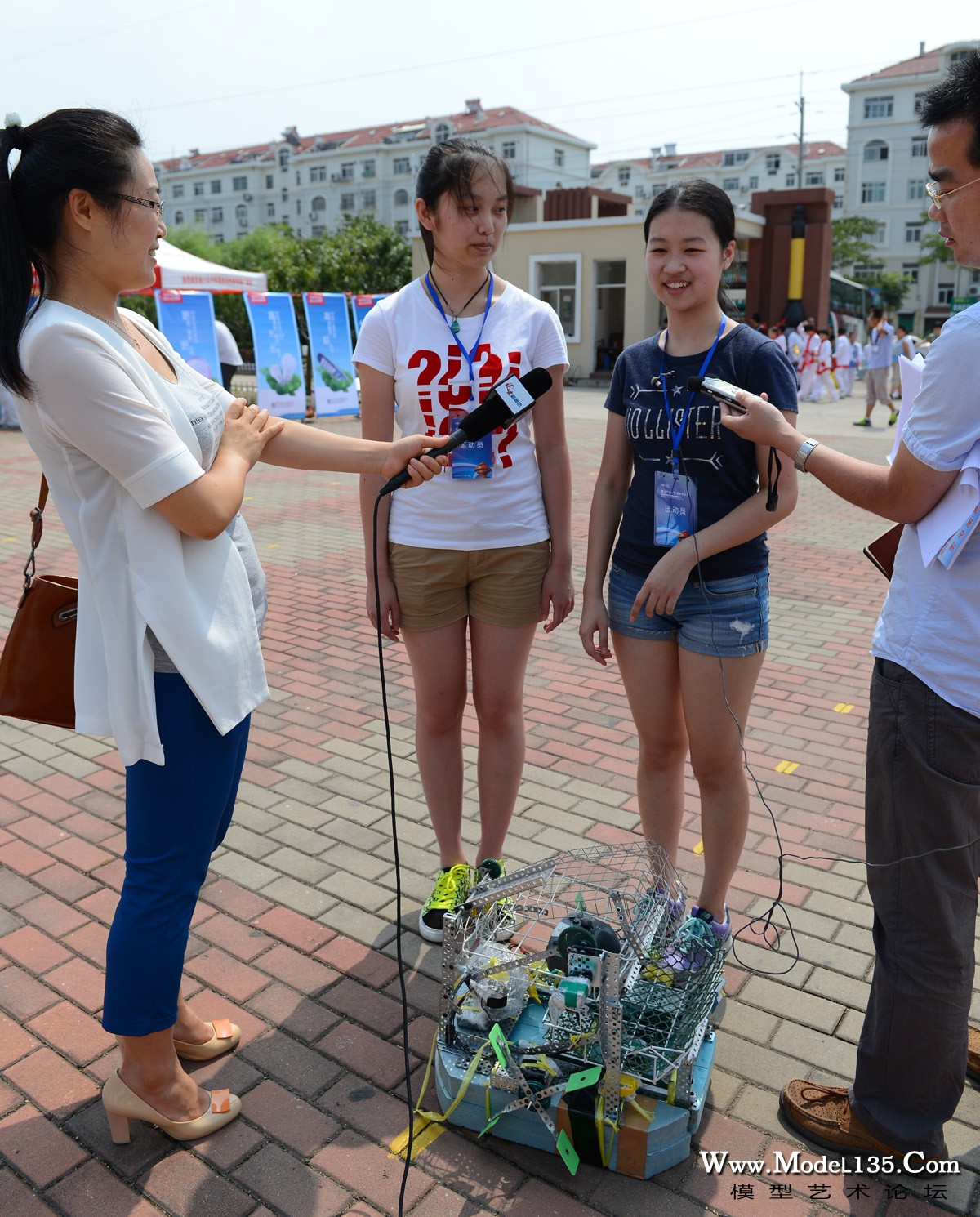 参加环保收集船竞赛的深圳队选手