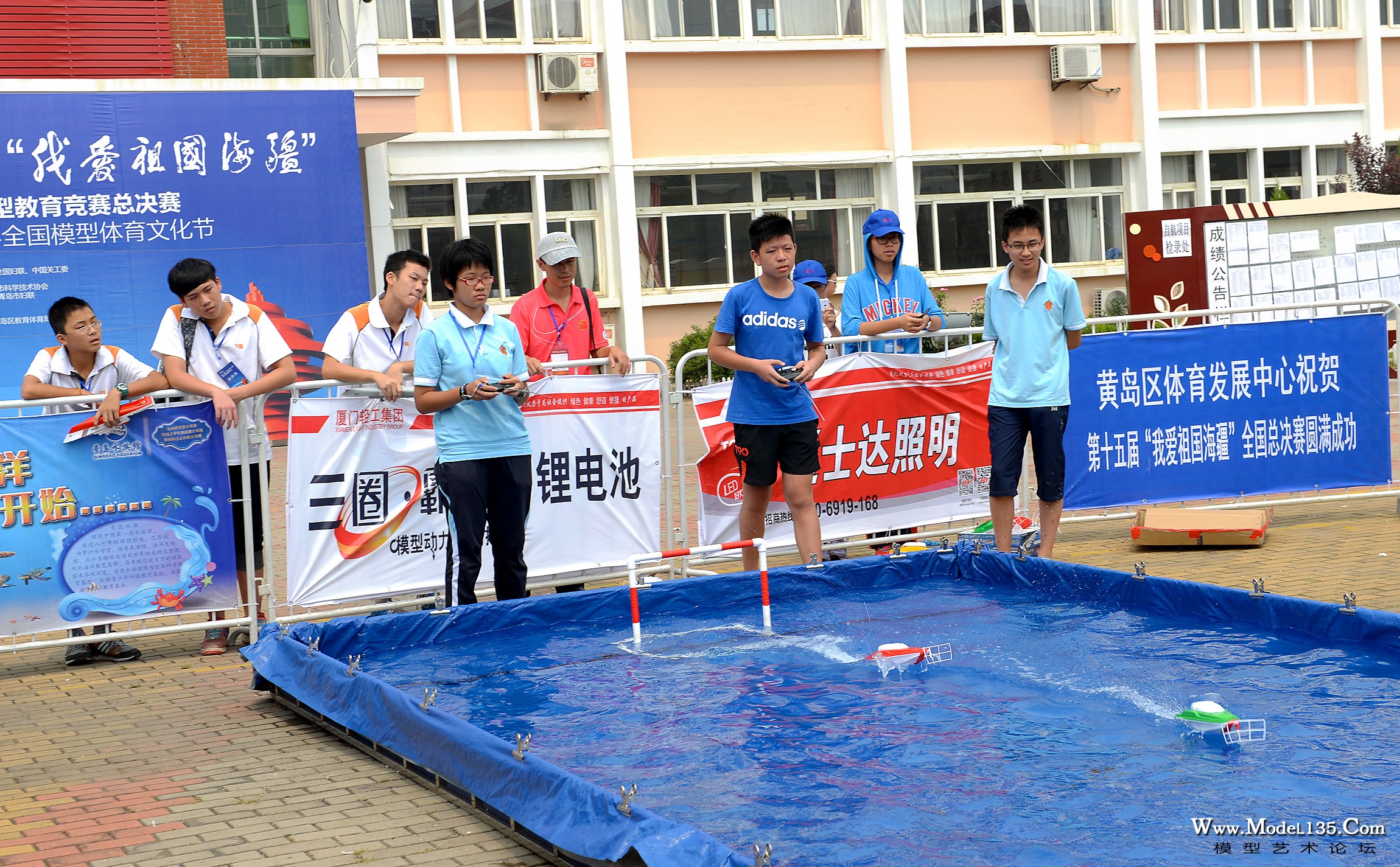 开球哨一响，选手们驾船直奔向“足球”