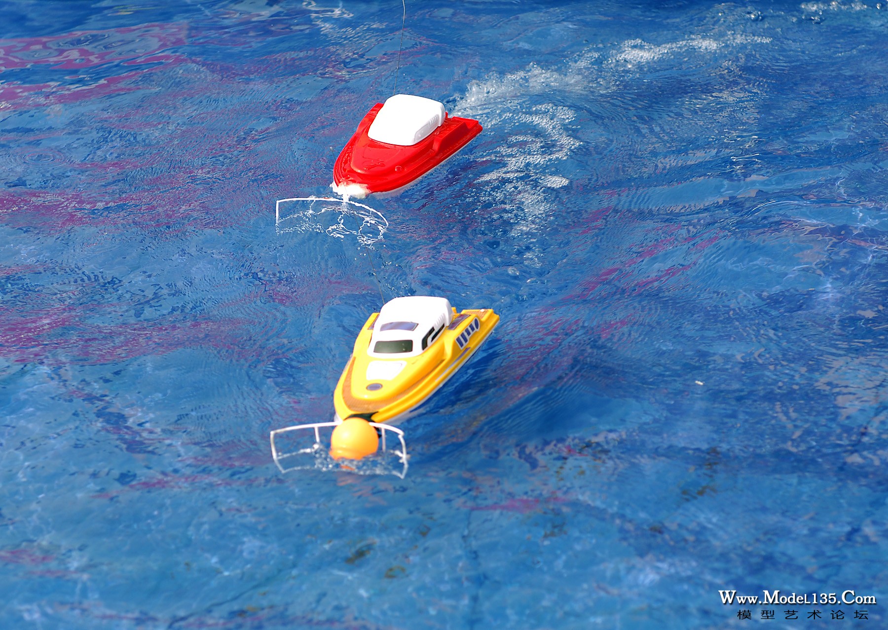 水上足球赛的特点“抢了就跑