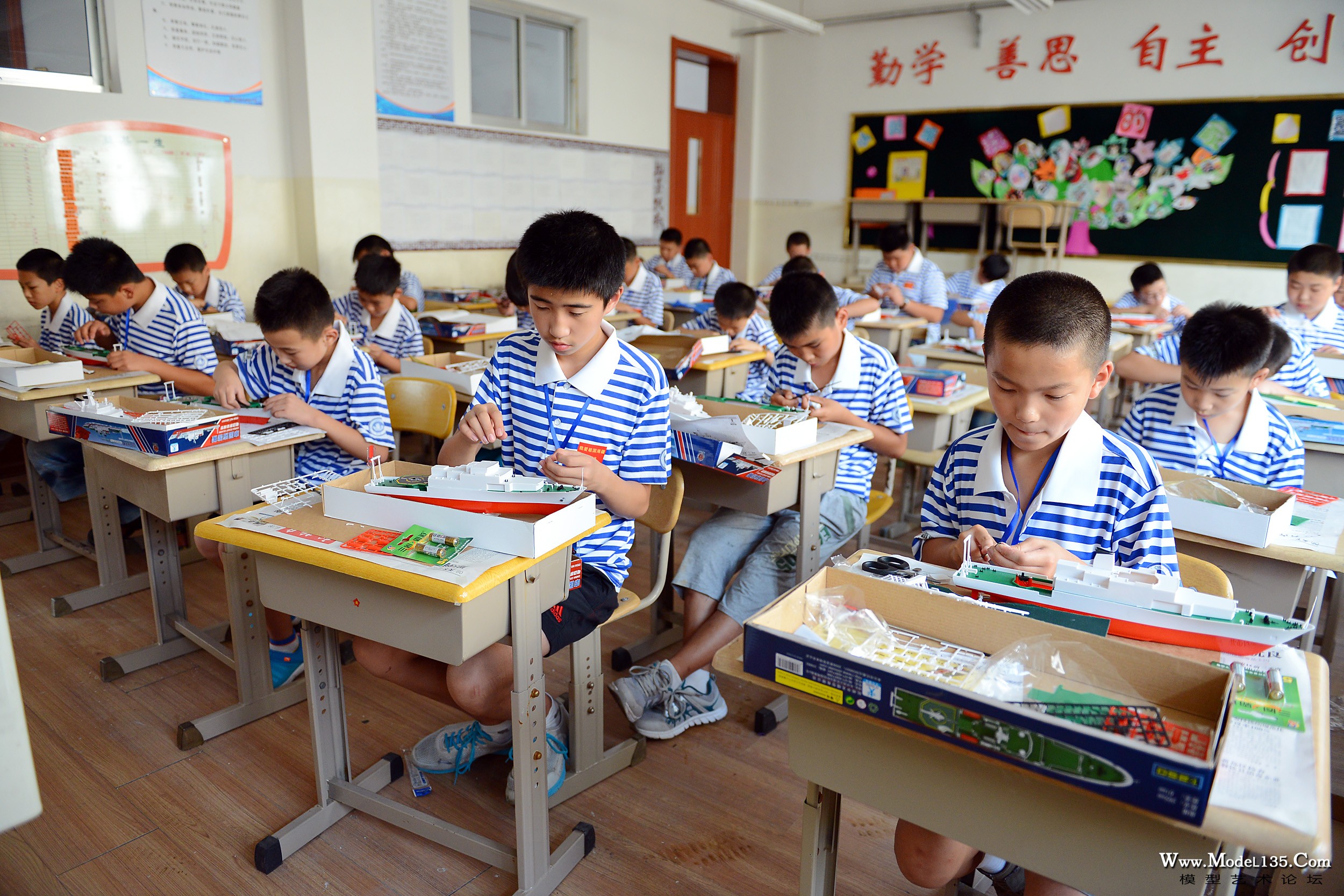 现场制作比赛由于需要较多时间训练，因此小学生选手占有较大比重