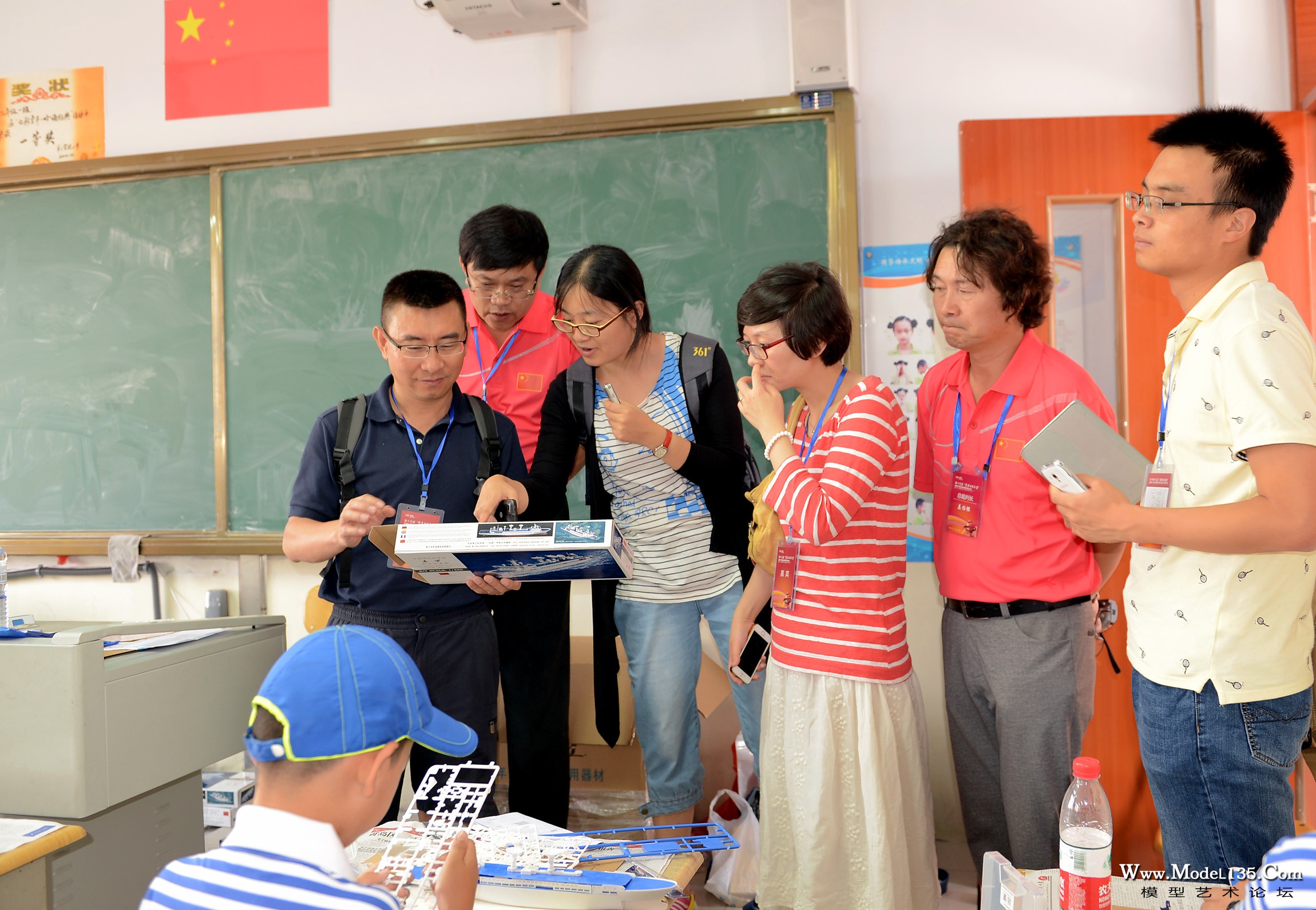 本届大赛备受多方关注，模型部王雷主任正带领新华社等主流媒体参观参赛选手现场制作比赛的模型器材 ...