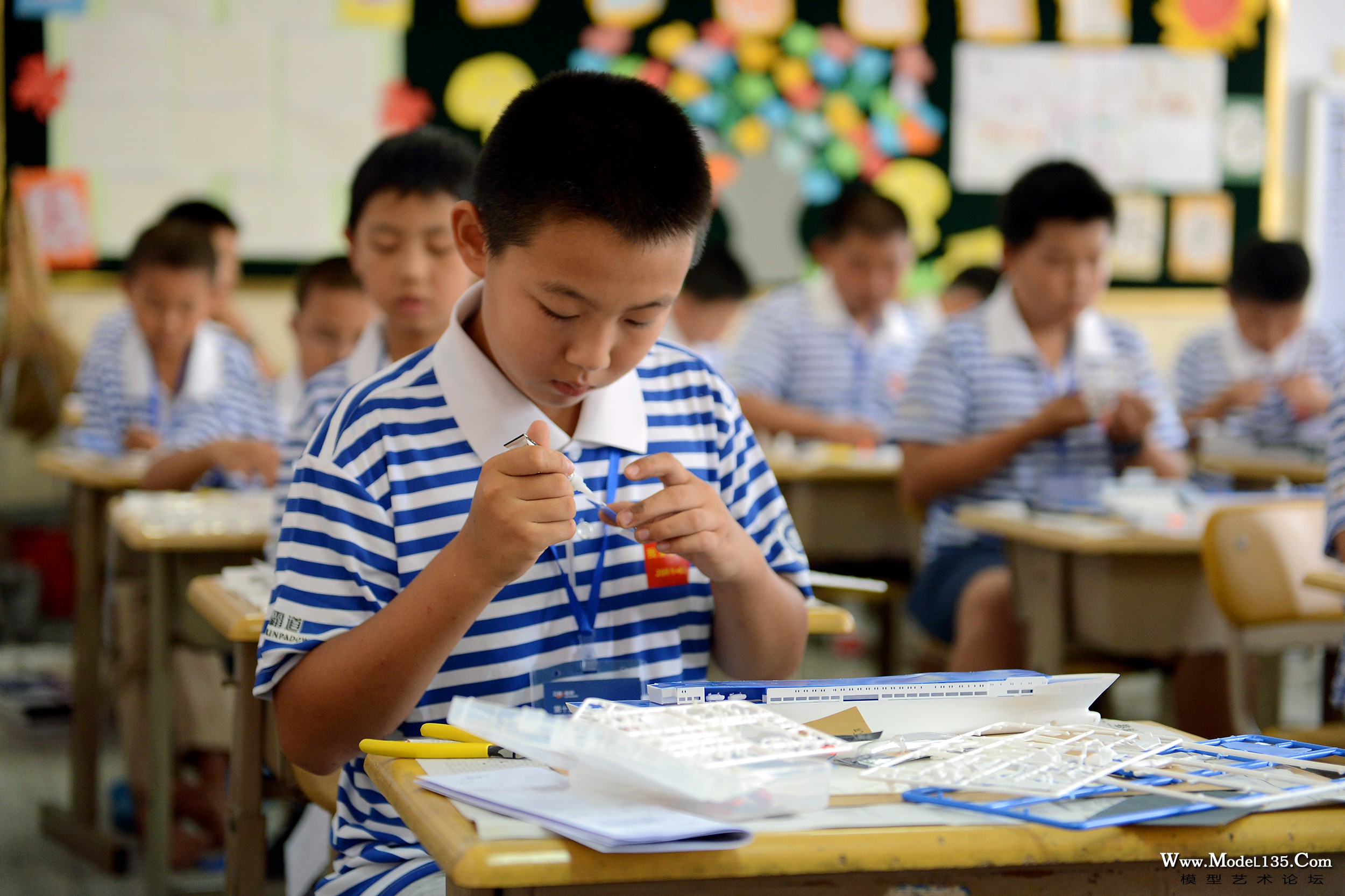 参赛小选手正神情专注地制作模型船