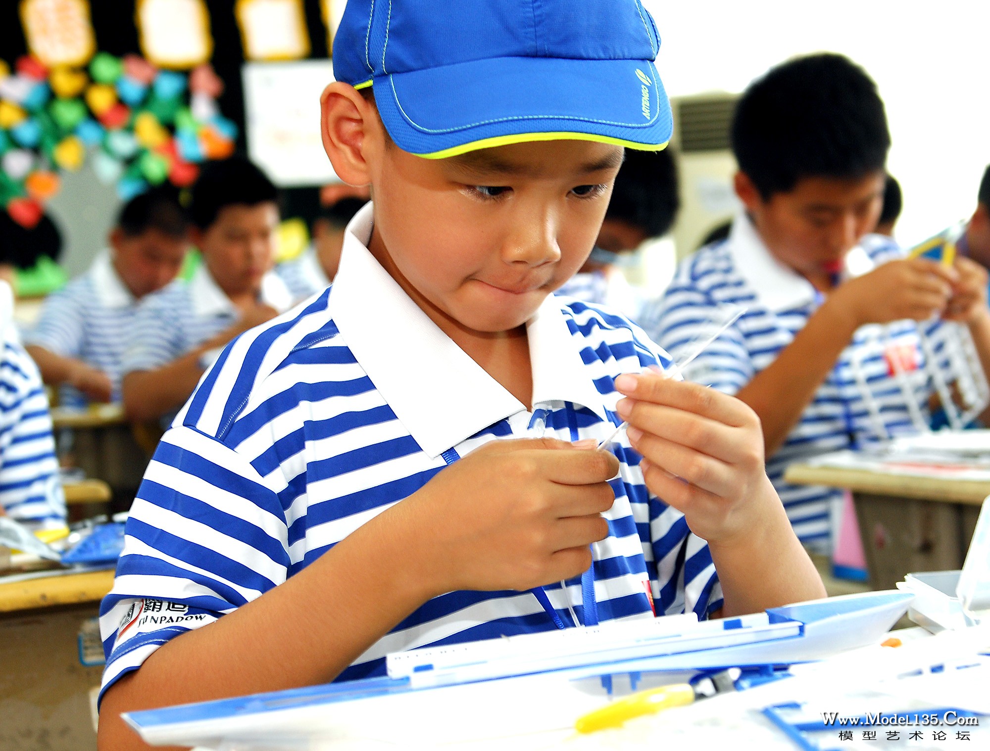 来自北京一年级的小选手是本届竞赛年龄最小的运动员，他正在制作难度最大的远望号航天测量船模型 ...
