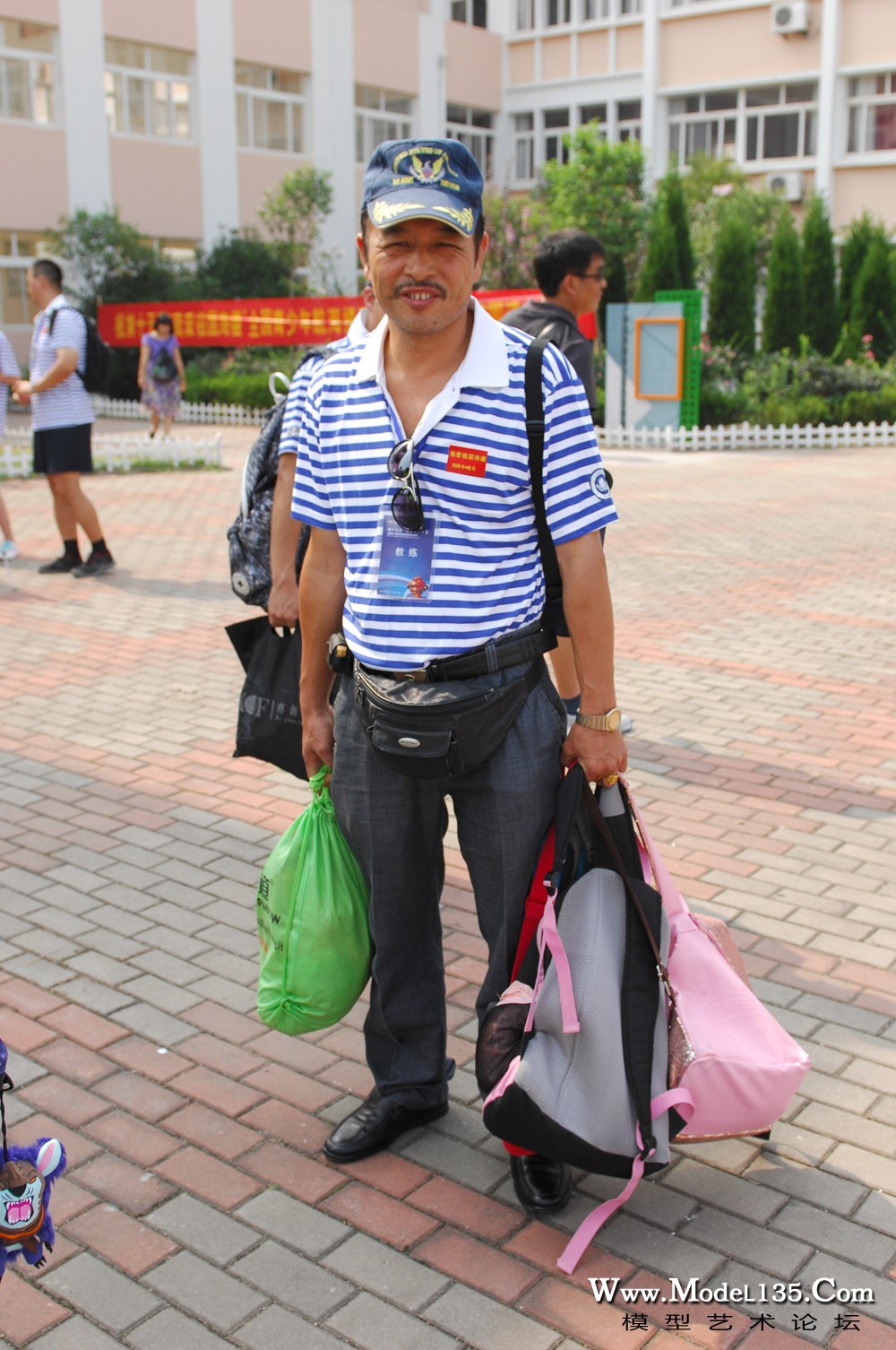 替学生看管背包的老师