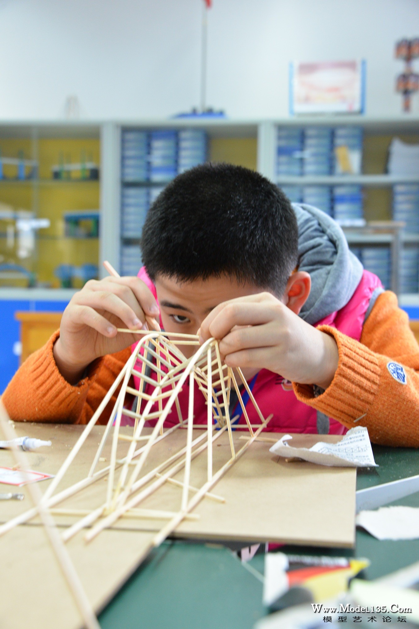 木桥梁设计赛－选手正认真制作