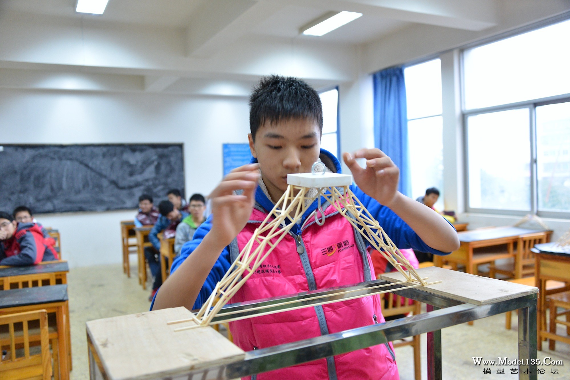 木桥梁承重－选手将木桥梁小心地放置在竞赛承重台上