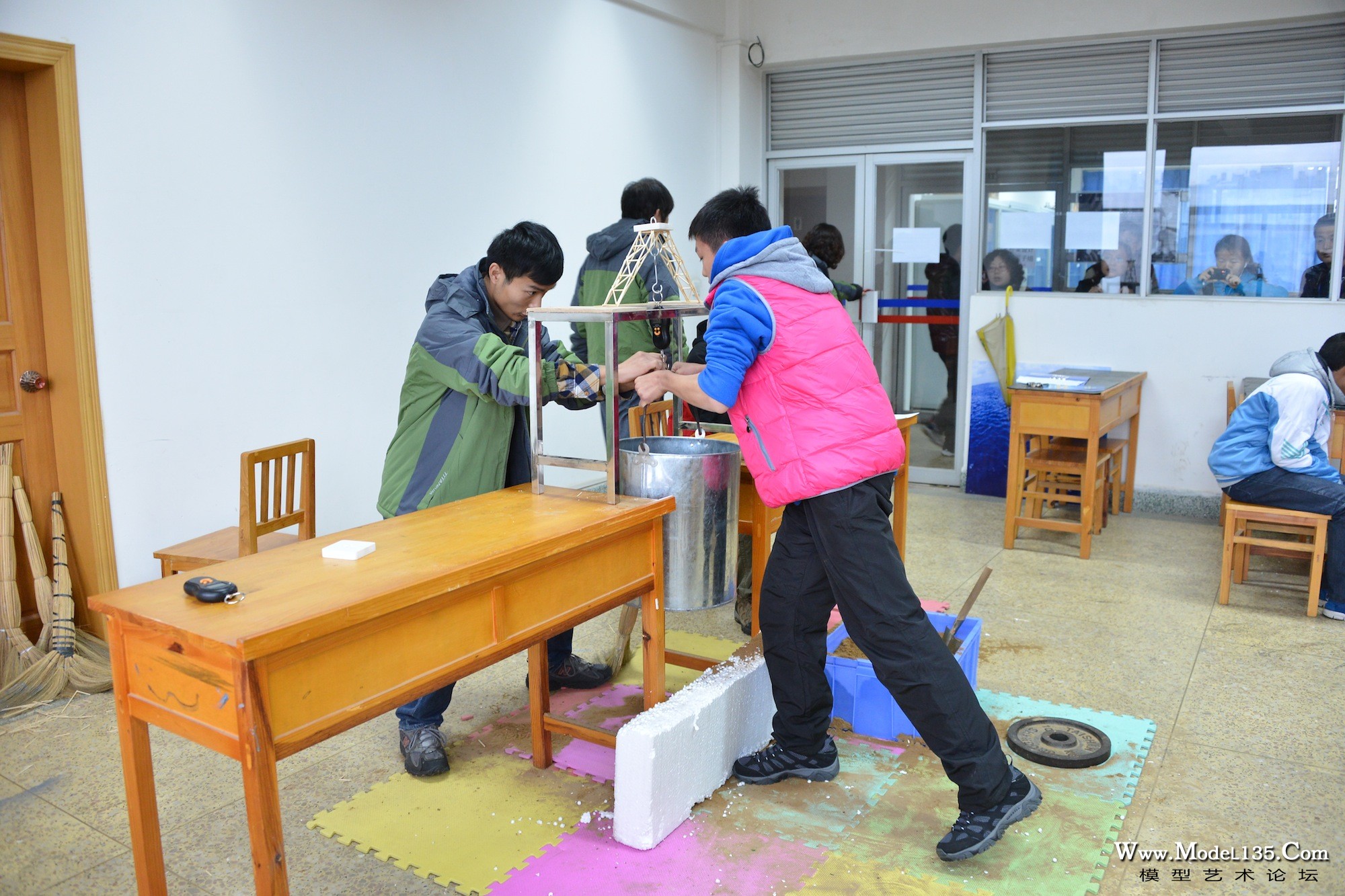 木桥梁承重－将装载承重物的铁通挂在承重器上