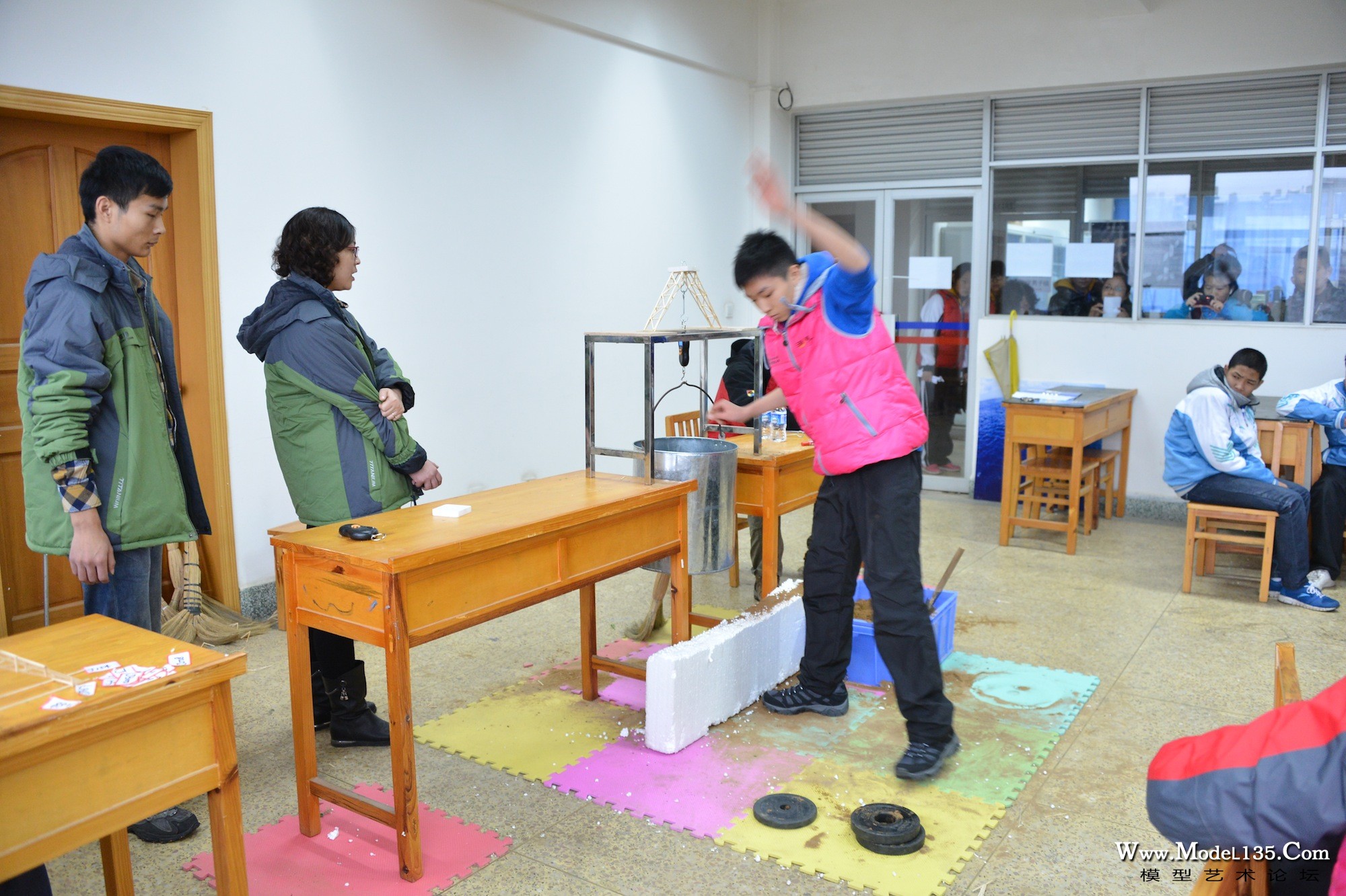 木桥梁承重－每次加载完重量需要举手示意，3秒钟不损坏，该重量才视为有效成绩 ...