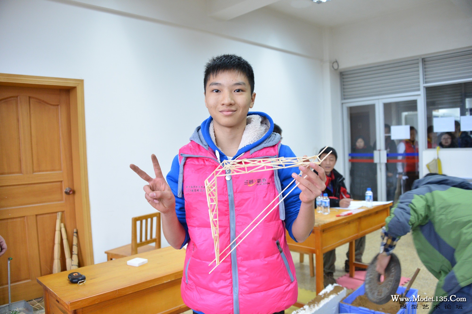 木桥梁承重－他的木桥梁也成功地达到了40公斤的承载上限