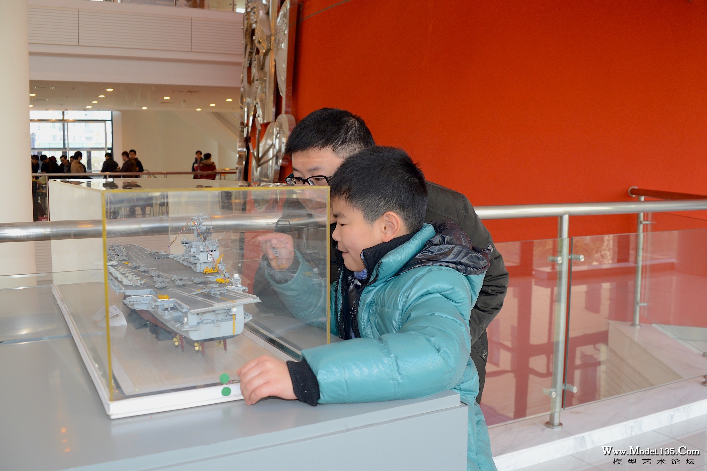 吸引了许多家长带领小朋友来参观