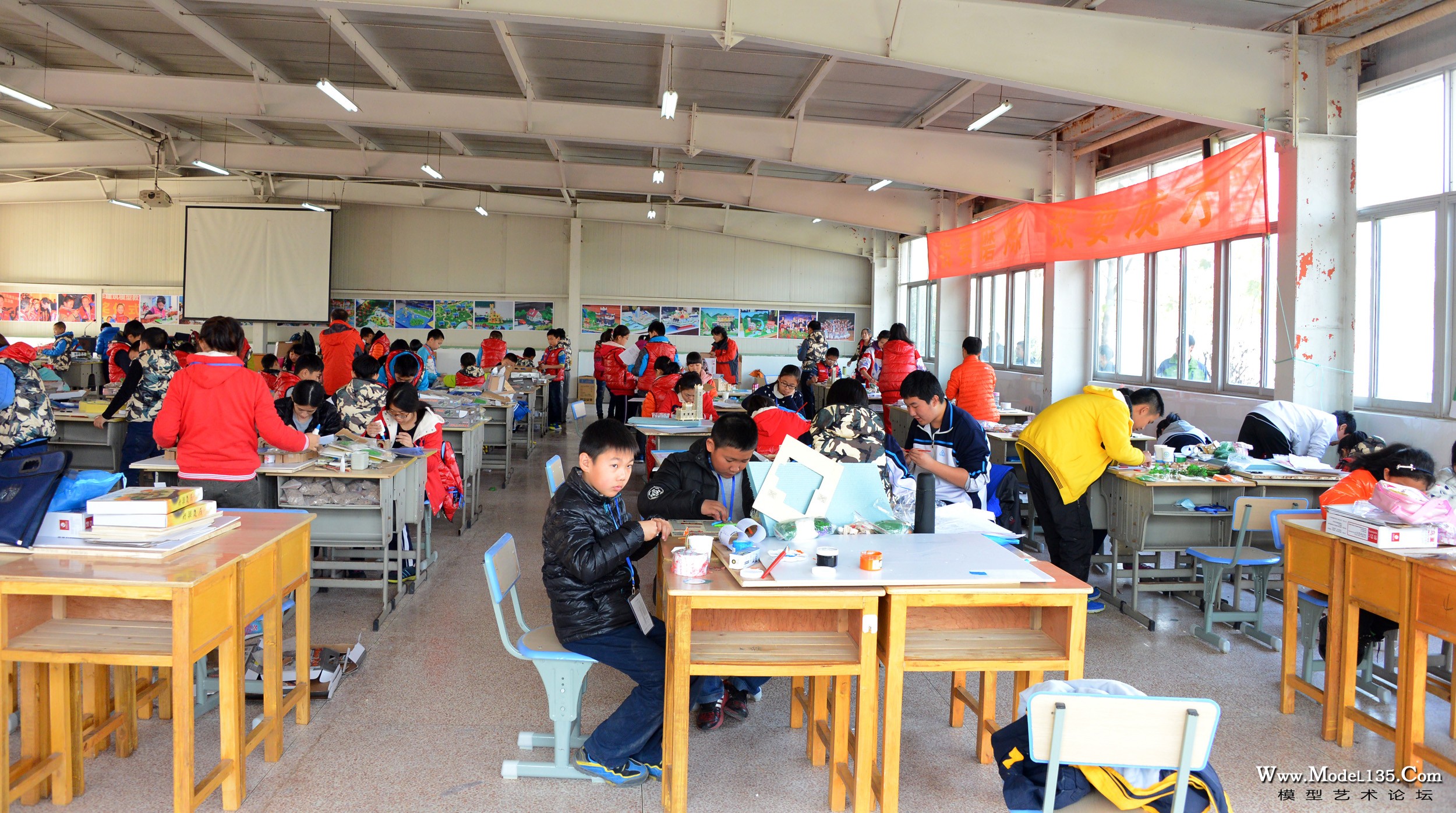 团体项目制作现场，小选手们将在这里进行6个小时的紧张制作