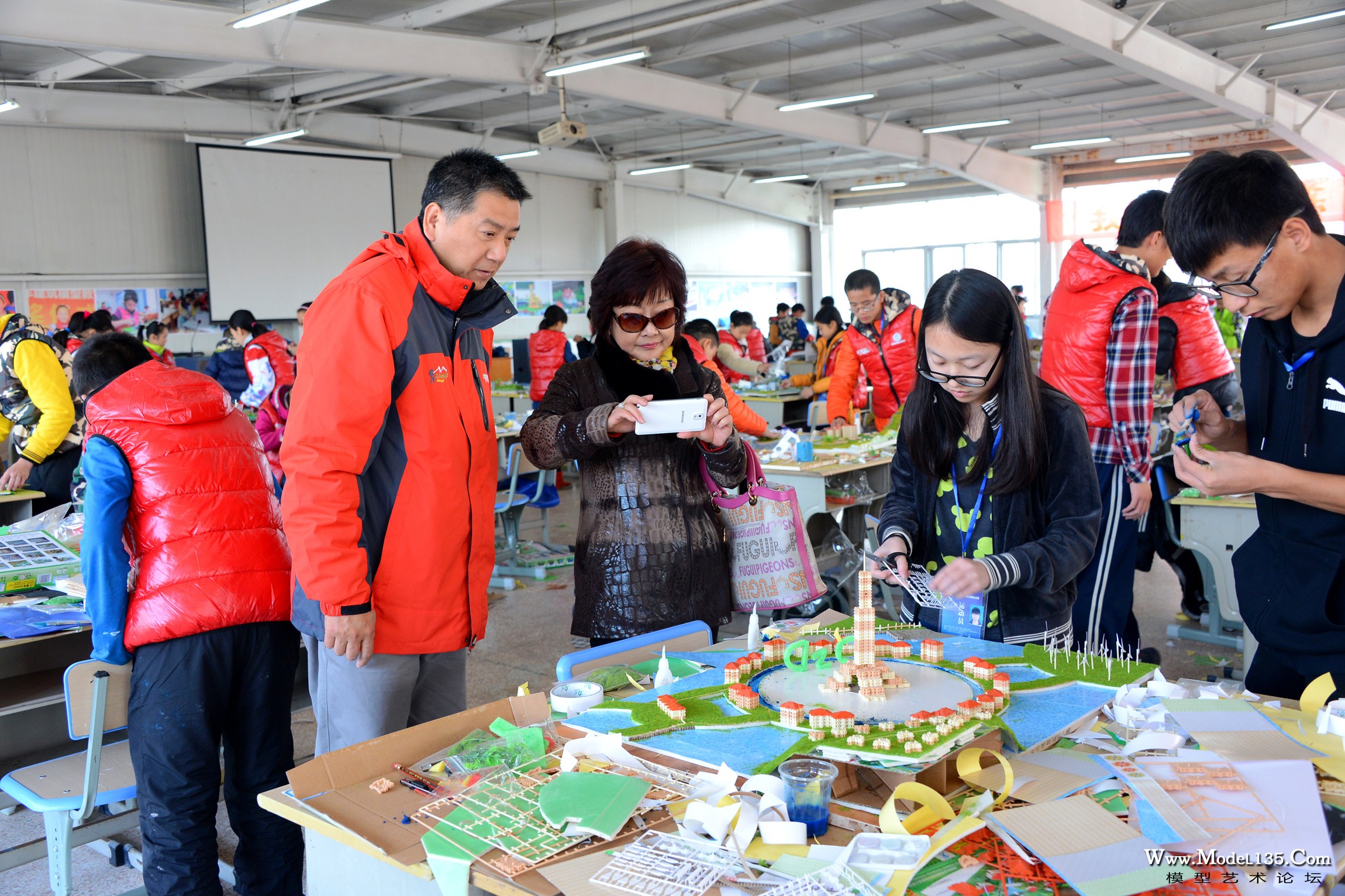 本届竞赛特别开设了竞赛微信群，时时将竞赛过程拍摄上传与各队教练员分享 ... ...