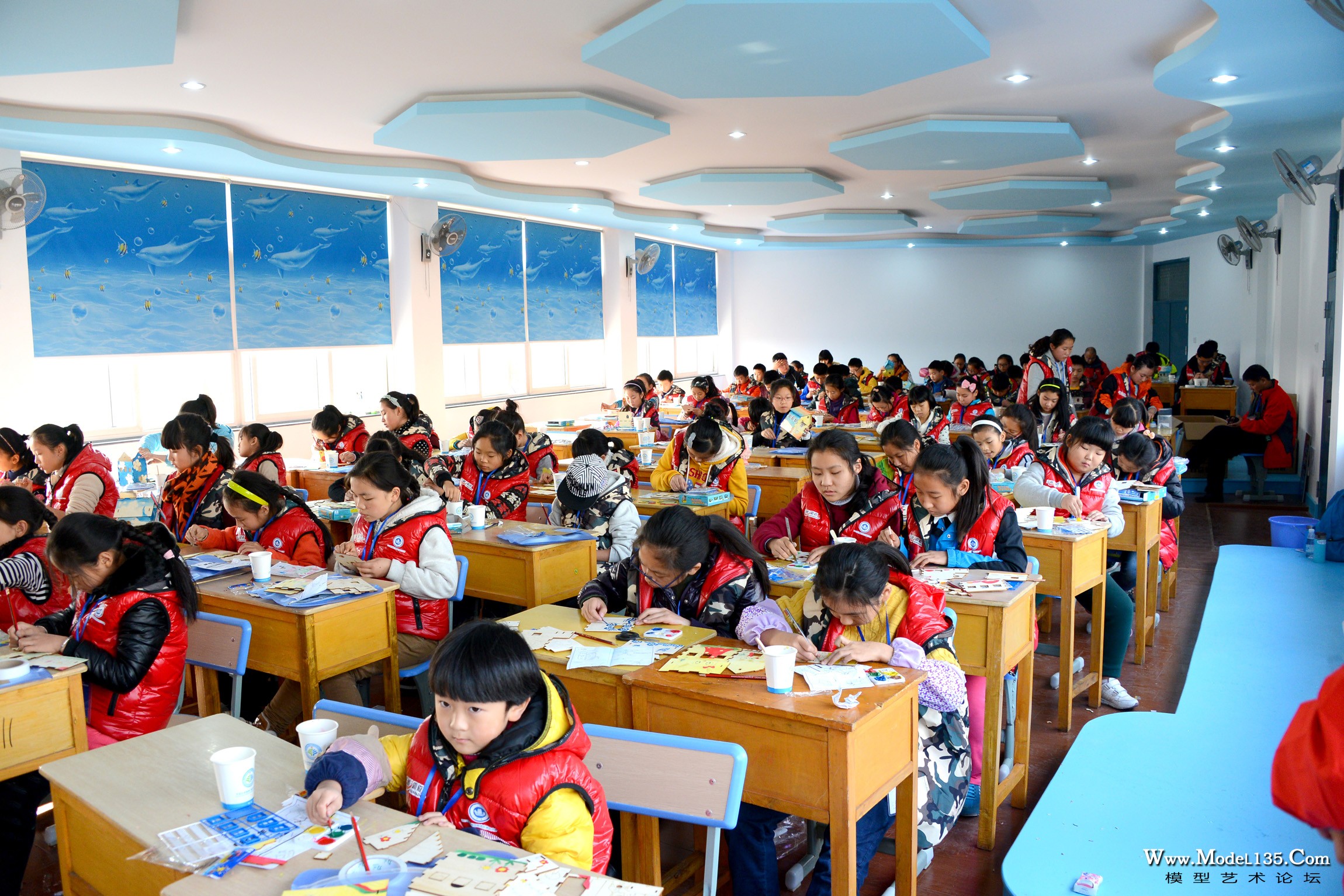 “缤纷童年”不仅项目本身绚丽多彩，连竞赛场地的布置也充满了童趣