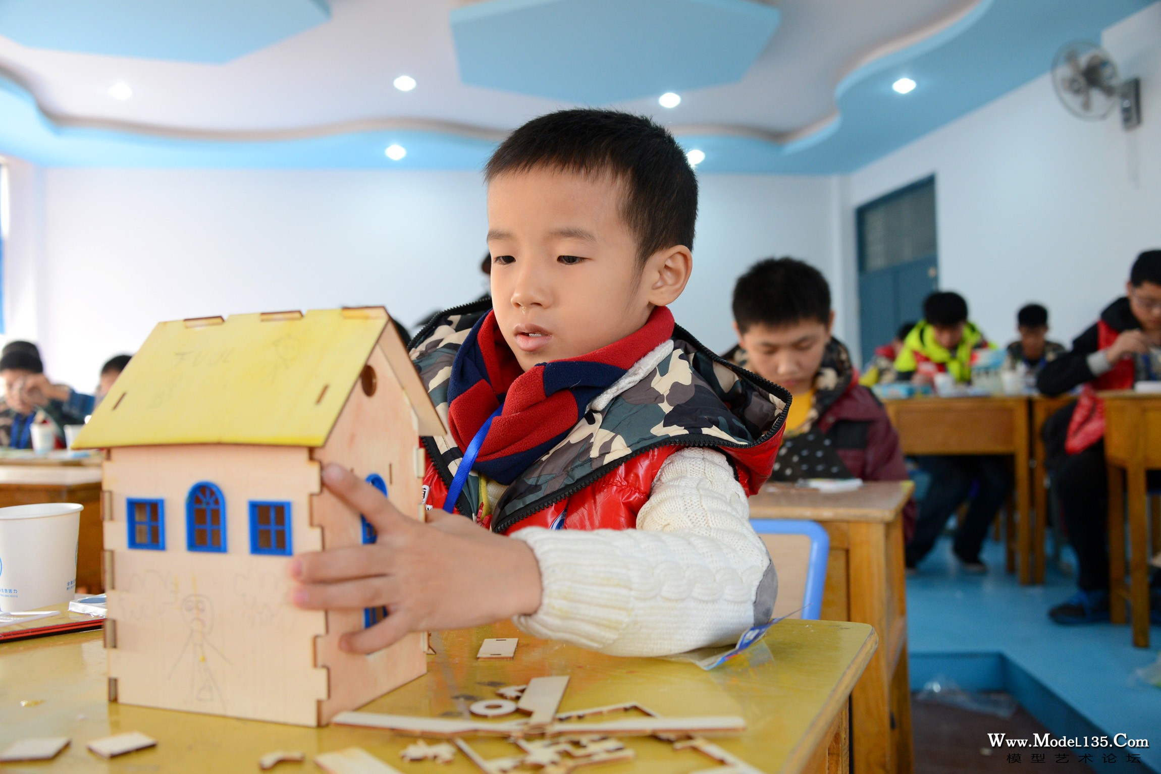 参加“缤纷童年”项目的选手以小学生为主，尤以小学低年级最为喜爱
