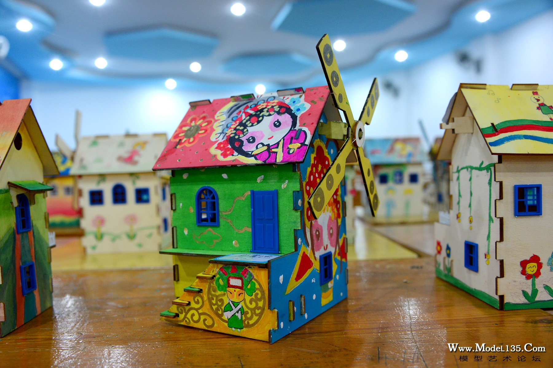 “缤纷童年”是最具备想像空间的项目，该做本诠释了中国的国粹－京剧