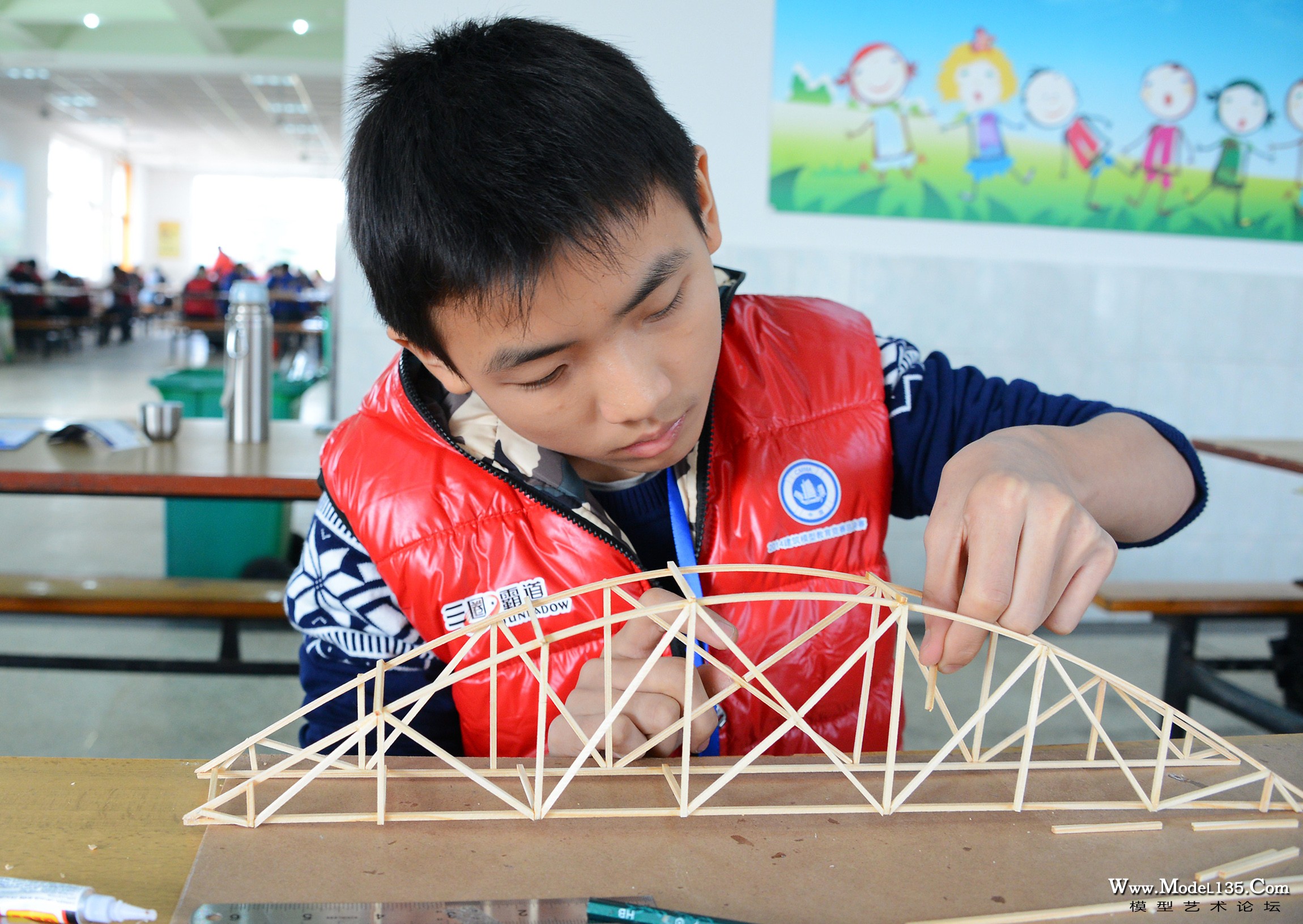 正在制作木结构桥梁的小选手